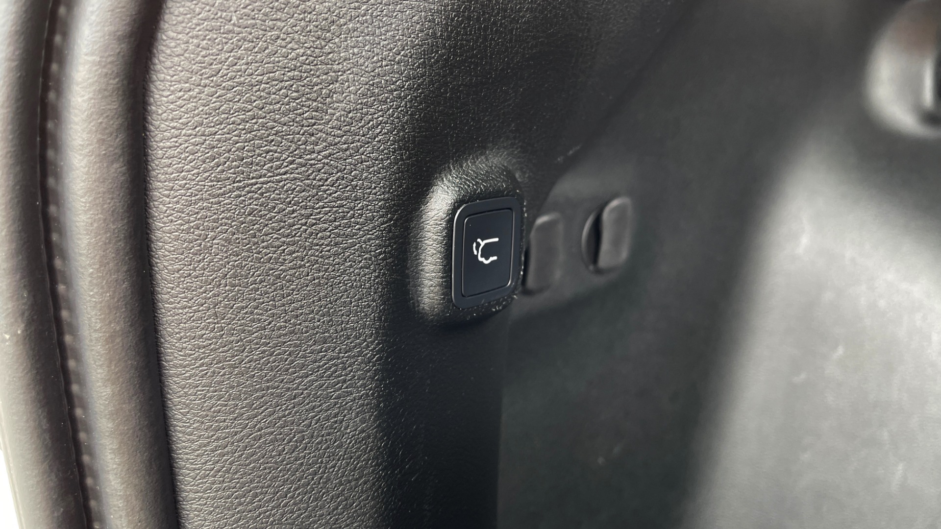 Used 2019 Jeep CHEROKEE LIMITED 4X4 / KEYLESS-GO / BLIND SPOT AND CROSS PATH / REMOTE START / REARV for sale Sold at Formula Imports in Charlotte NC 28227 18