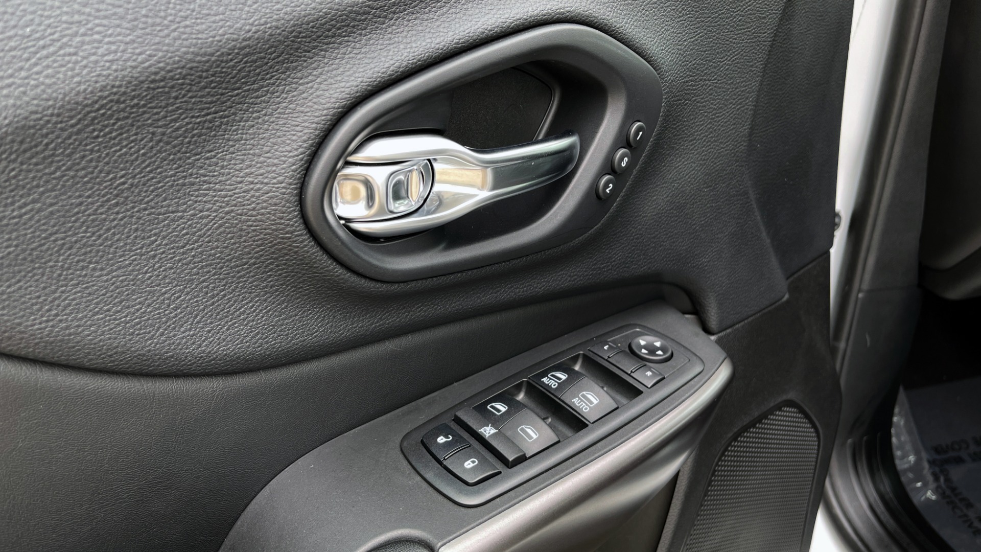 Used 2019 Jeep CHEROKEE LIMITED 4X4 / KEYLESS-GO / BLIND SPOT AND CROSS PATH / REMOTE START / REARV for sale Sold at Formula Imports in Charlotte NC 28227 30