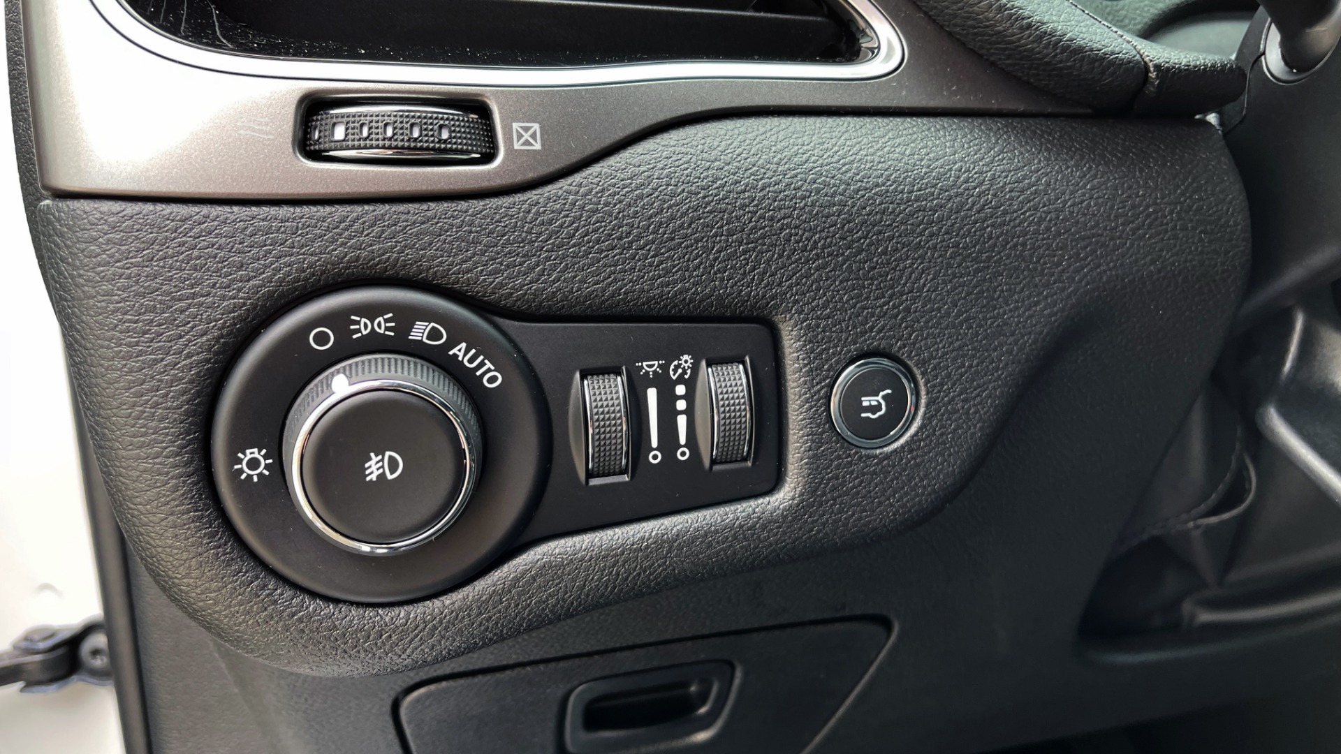 Used 2019 Jeep CHEROKEE LIMITED 4X4 / KEYLESS-GO / BLIND SPOT AND CROSS PATH / REMOTE START / REARV for sale Sold at Formula Imports in Charlotte NC 28227 34