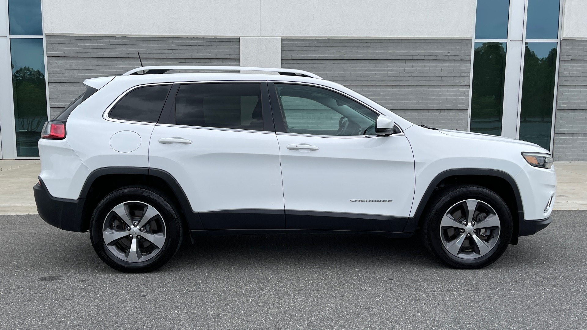 Used 2019 Jeep CHEROKEE LIMITED 4X4 / KEYLESS-GO / BLIND SPOT AND CROSS PATH / REMOTE START / REARV for sale Sold at Formula Imports in Charlotte NC 28227 4