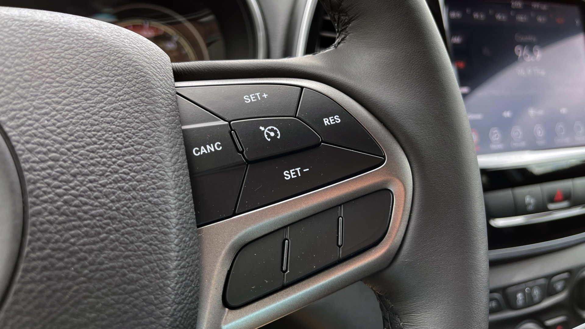 Used 2019 Jeep CHEROKEE LIMITED 4X4 / KEYLESS-GO / BLIND SPOT AND CROSS PATH / REMOTE START / REARV for sale Sold at Formula Imports in Charlotte NC 28227 40