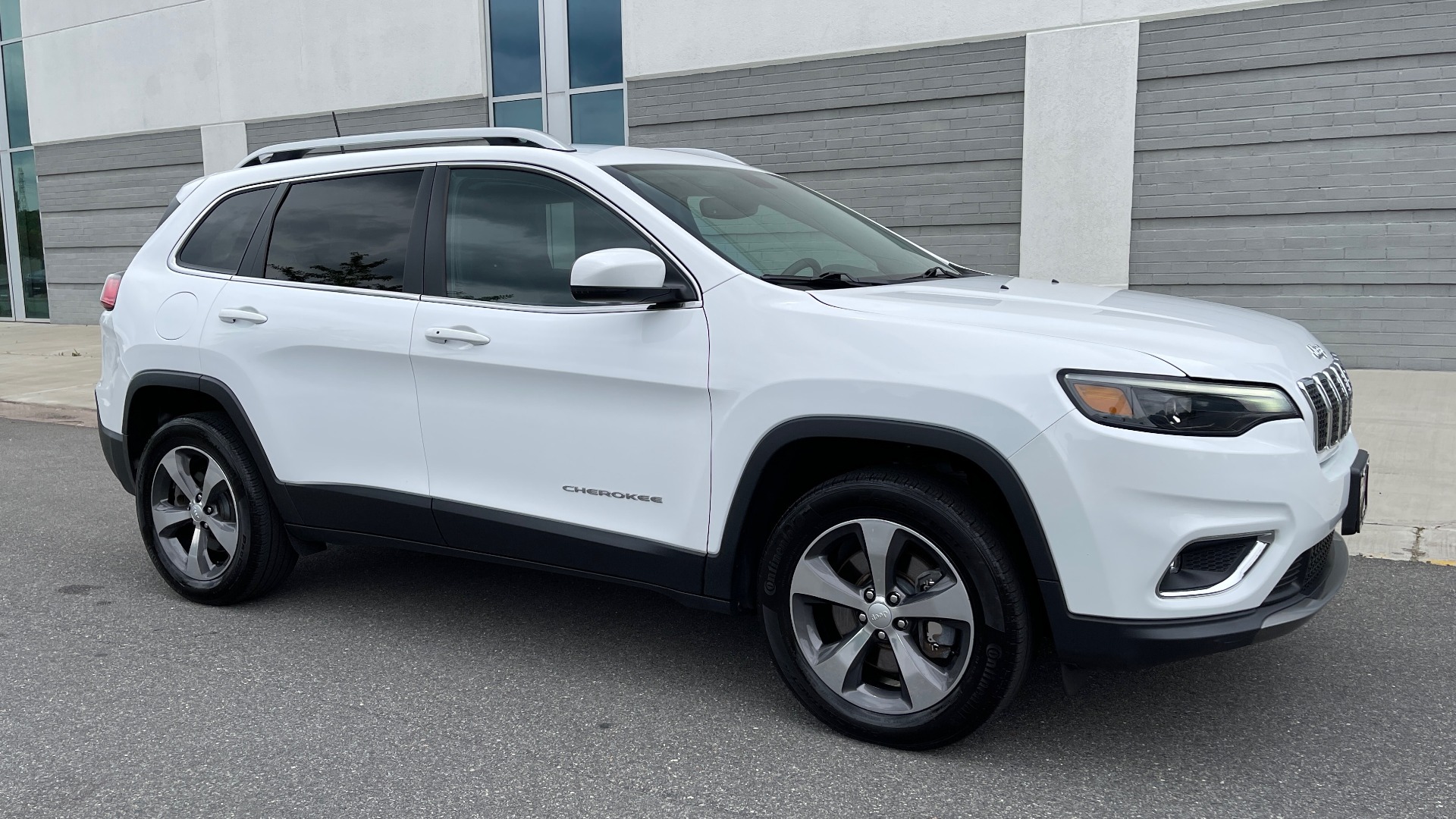 Used 2019 Jeep CHEROKEE LIMITED 4X4 / KEYLESS-GO / BLIND SPOT AND CROSS PATH / REMOTE START / REARV for sale Sold at Formula Imports in Charlotte NC 28227 5