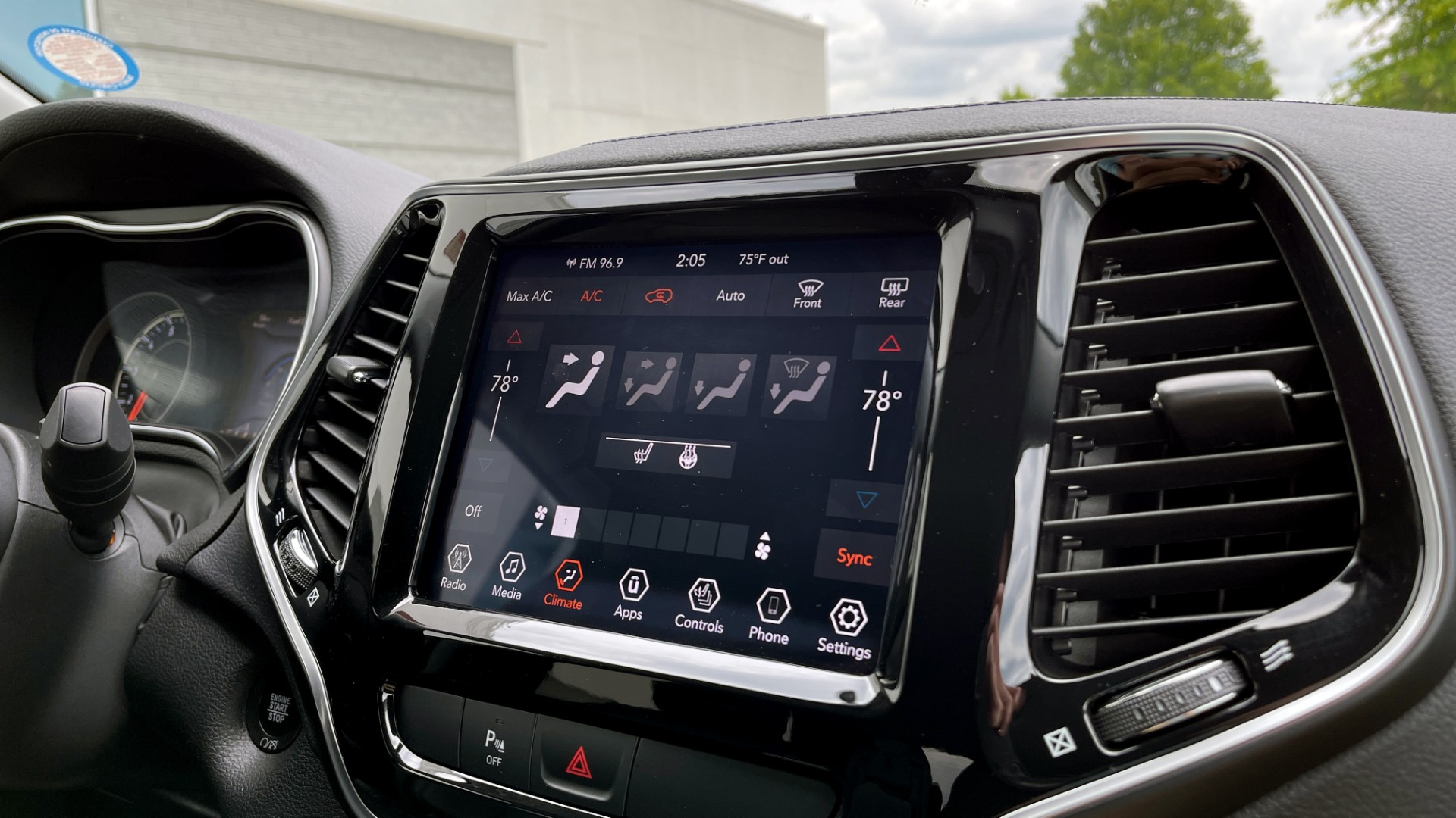 Used 2019 Jeep CHEROKEE LIMITED 4X4 / KEYLESS-GO / BLIND SPOT AND CROSS PATH / REMOTE START / REARV for sale Sold at Formula Imports in Charlotte NC 28227 53