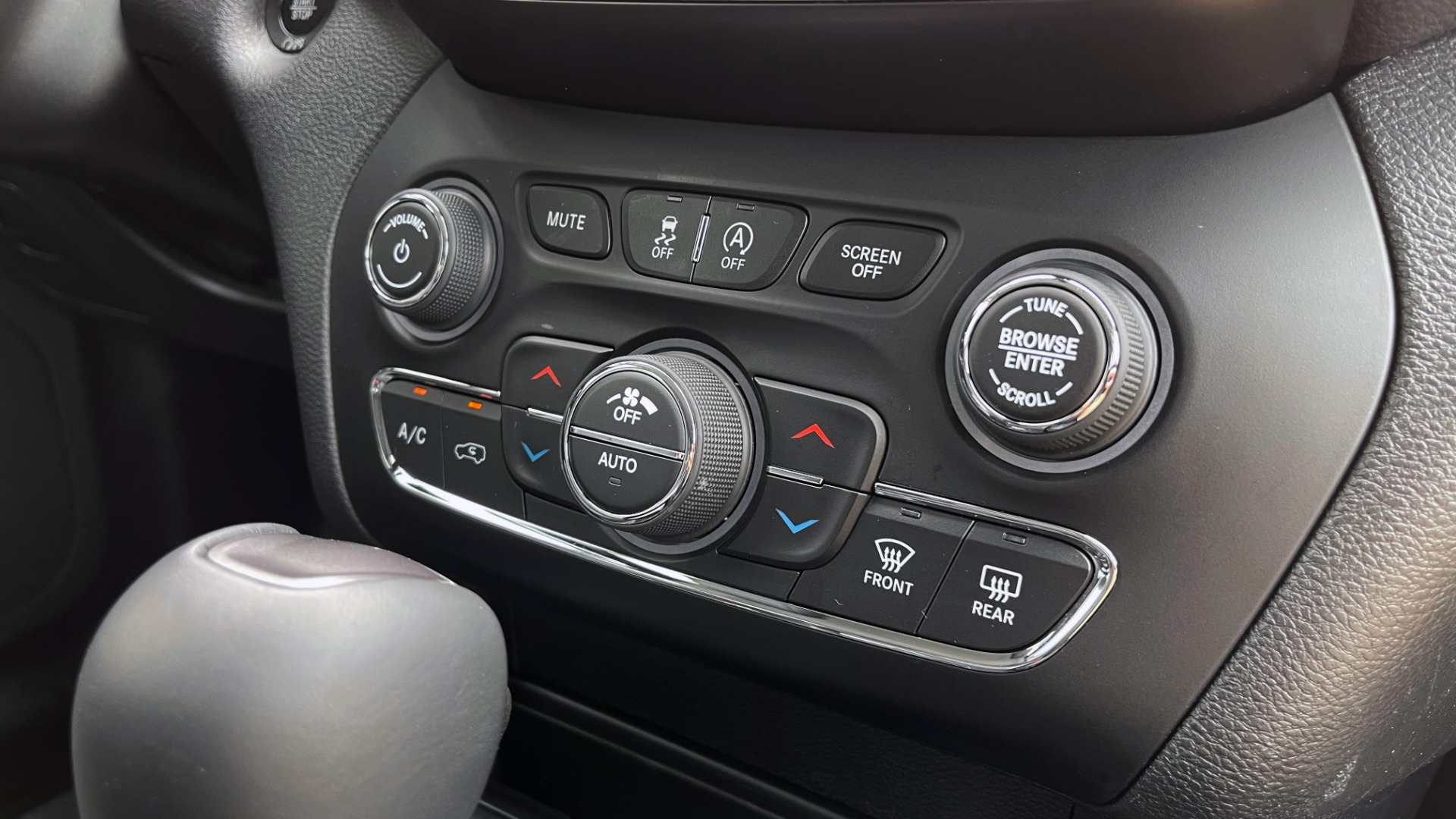 Used 2019 Jeep CHEROKEE LIMITED 4X4 / KEYLESS-GO / BLIND SPOT AND CROSS PATH / REMOTE START / REARV for sale Sold at Formula Imports in Charlotte NC 28227 56