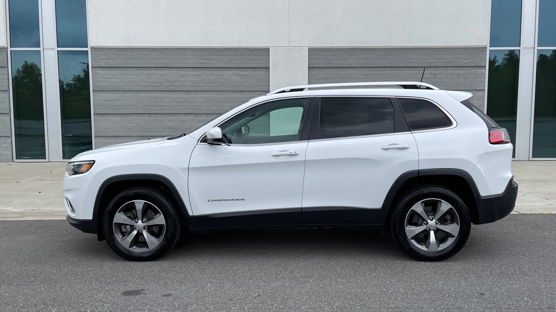 Used 2019 Jeep CHEROKEE LIMITED 4X4 / KEYLESS-GO / BLIND SPOT AND CROSS PATH / REMOTE START / REARV for sale Sold at Formula Imports in Charlotte NC 28227 6