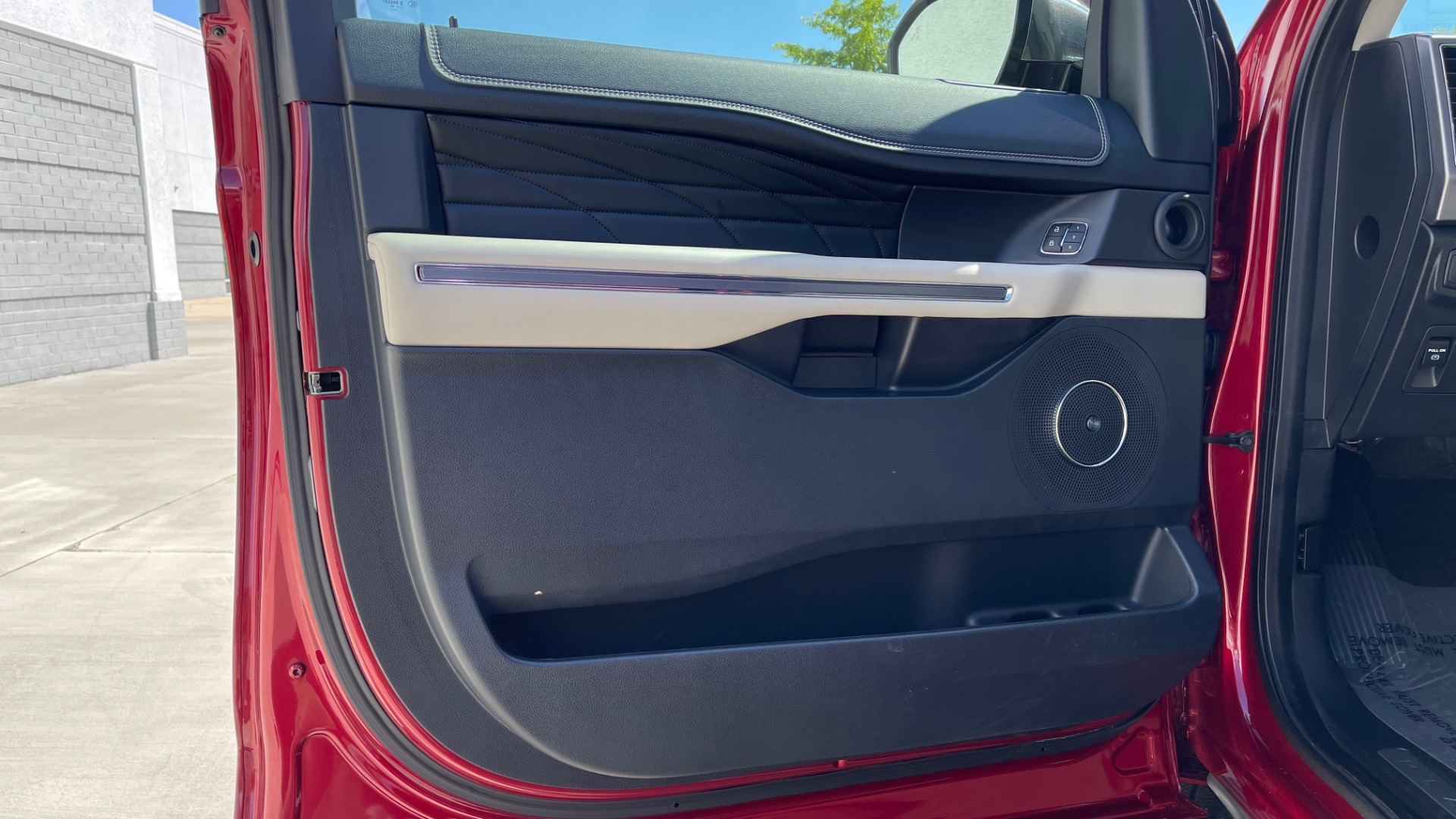 Used 2019 Ford EXPEDITION PLATINUM / 3.5L ECOBOOST / NAV / WIFI / SUNROOF / 3-ROW / REARVIEW for sale Sold at Formula Imports in Charlotte NC 28227 29