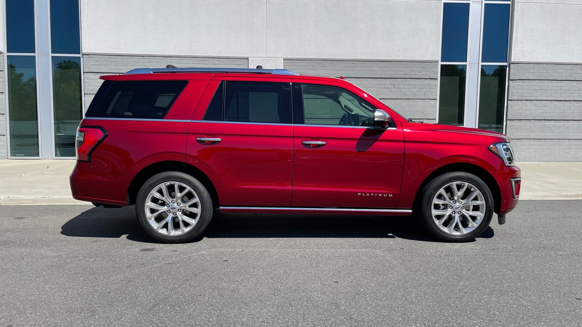 Used 2019 Ford EXPEDITION PLATINUM / 3.5L ECOBOOST / NAV / WIFI / SUNROOF / 3-ROW / REARVIEW for sale Sold at Formula Imports in Charlotte NC 28227 5