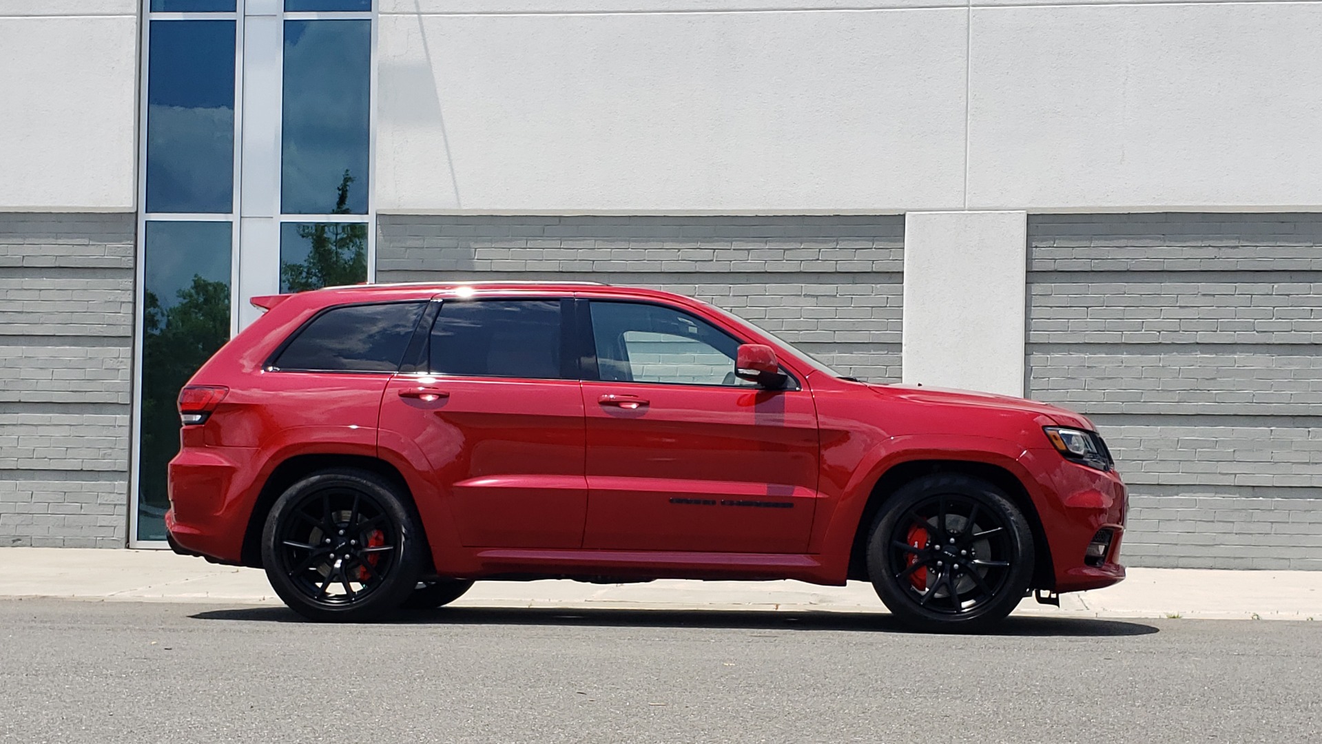 Used 2018 Jeep GRAND CHEROKEE SRT 4X4 / 6.4L HEMI (475HP) / NAV / SUNROOF / H/K SND / REARVIEW for sale Sold at Formula Imports in Charlotte NC 28227 13