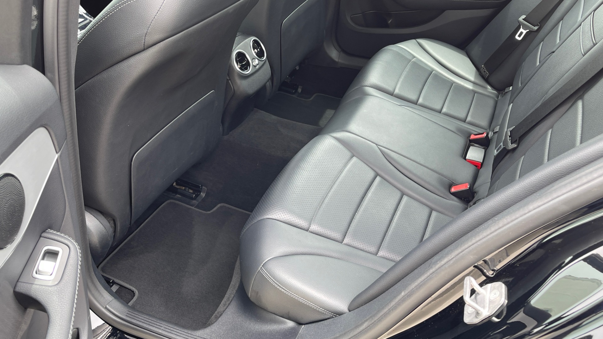 Used 2018 Mercedes-Benz C-CLASS C 300 PREMIUM SEDAN / PANO-ROOF / HTD STS / APPLE / REARVIEW for sale Sold at Formula Imports in Charlotte NC 28227 39