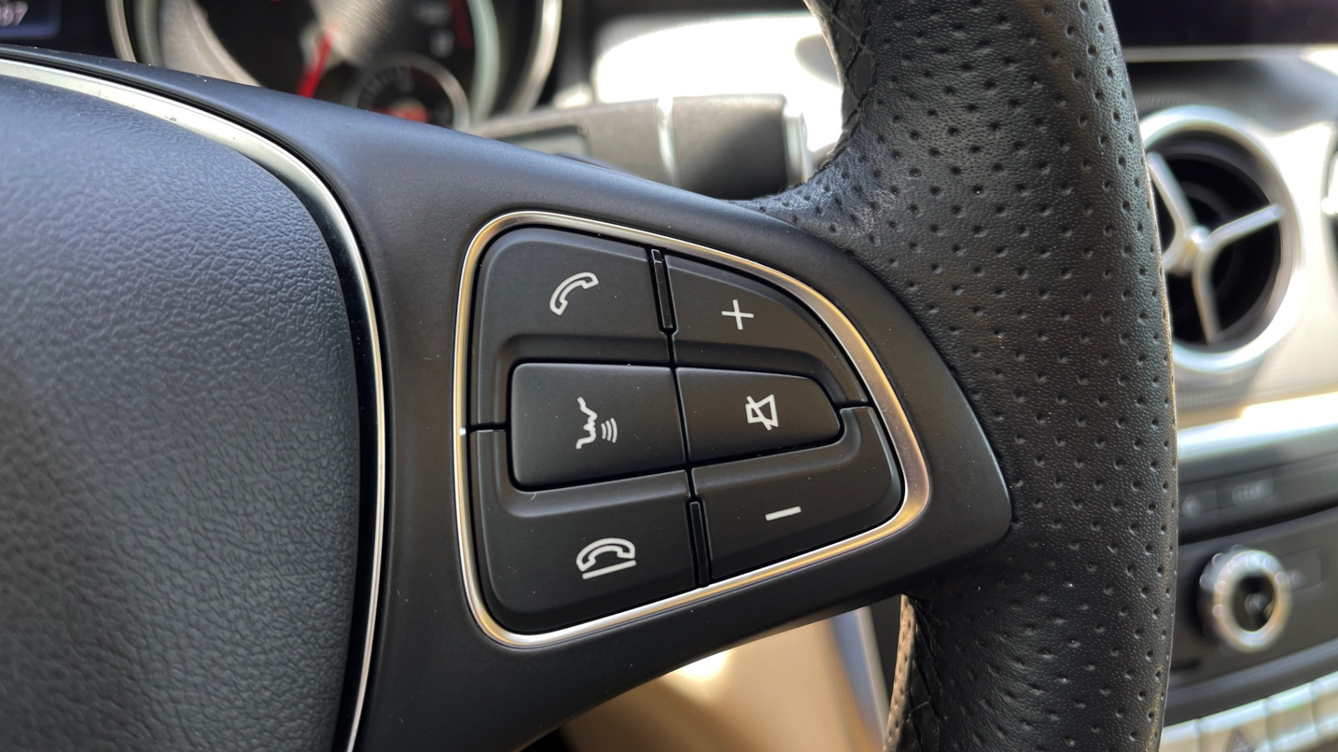 Used 2018 Mercedes-Benz GLA 250 4MATIC SUV / PANO-ROOF / HTD STS / BLIND SPOT ASST / APPLE for sale Sold at Formula Imports in Charlotte NC 28227 39