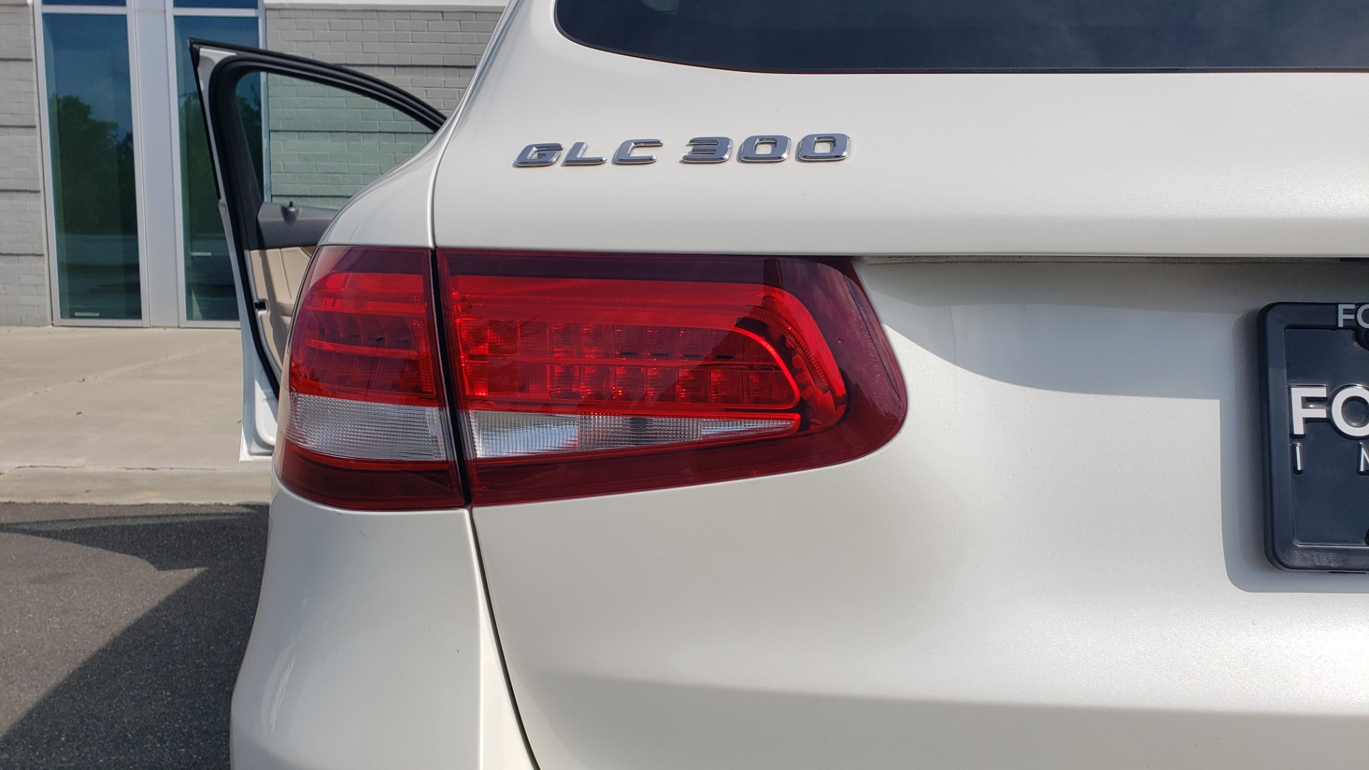 Used 2018 Mercedes-Benz GLC 300 4MATIC / PREM PKG / PANO-ROOF / APPLE / REARVIEW for sale Sold at Formula Imports in Charlotte NC 28227 29