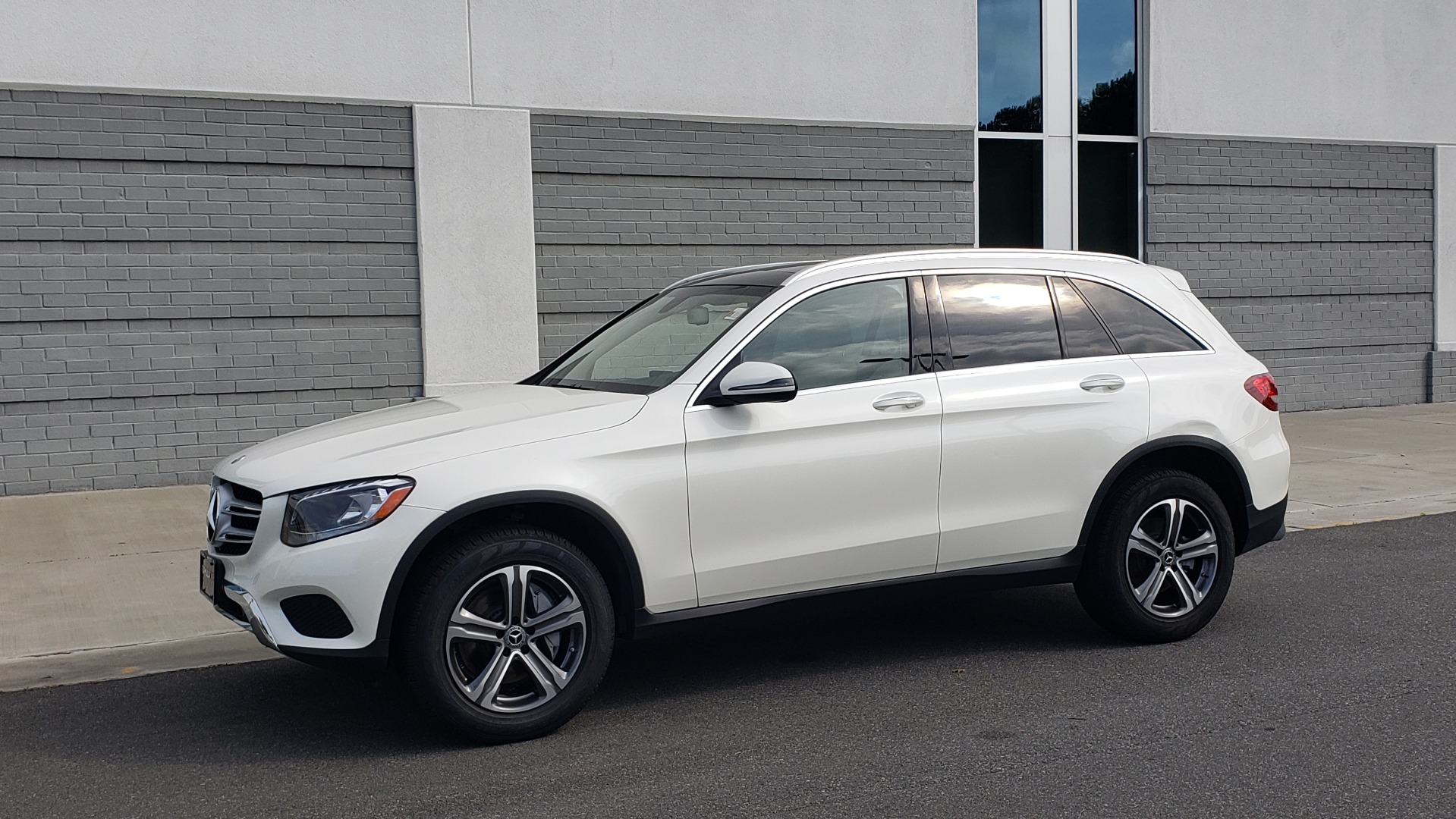 Used 2018 Mercedes-Benz GLC 300 4MATIC / PREM PKG / PANO-ROOF / APPLE / REARVIEW for sale Sold at Formula Imports in Charlotte NC 28227 4