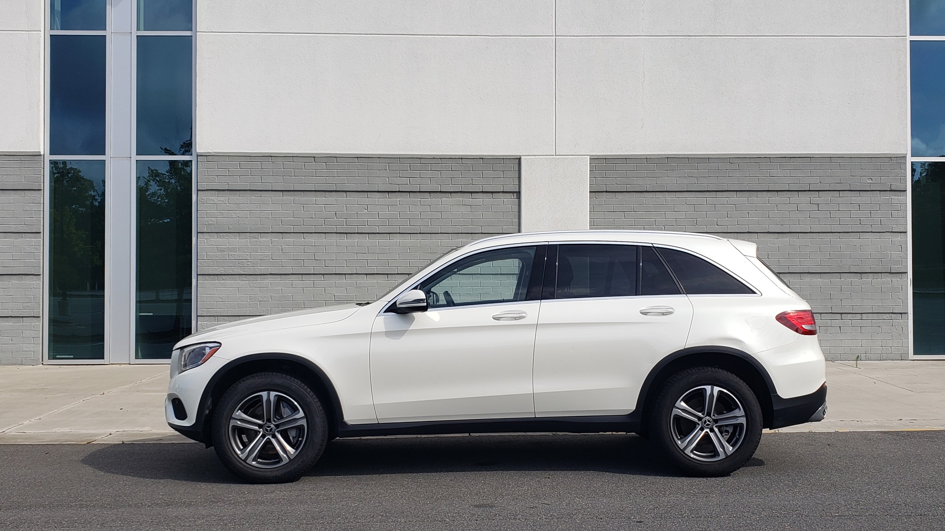 Used 2018 Mercedes-Benz GLC 300 4MATIC / PREM PKG / PANO-ROOF / APPLE / REARVIEW for sale Sold at Formula Imports in Charlotte NC 28227 5