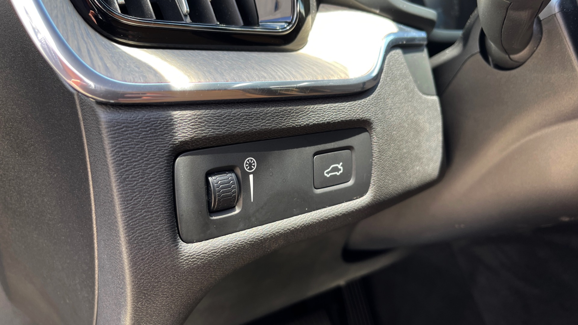 Used 2018 Volvo XC60 INSCRIPTION 2.0L TURBO SUV / AWD / NAV / SUNROOF / REARVIEW for sale Sold at Formula Imports in Charlotte NC 28227 37