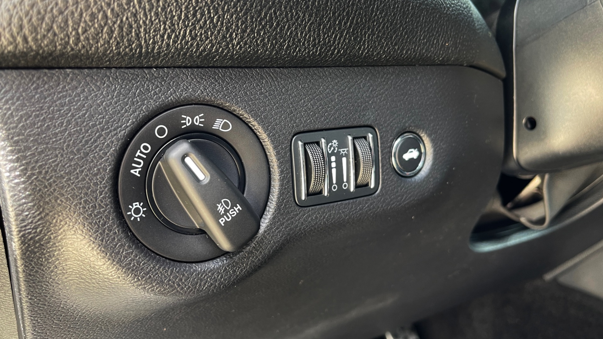 Used 2015 Dodge CHALLENGER SXT PLUS COUPE / 3.6L V6 / 8-SPD AUTO / NAV / ALPINE / SUNROOF / REARVIEW for sale Sold at Formula Imports in Charlotte NC 28227 29