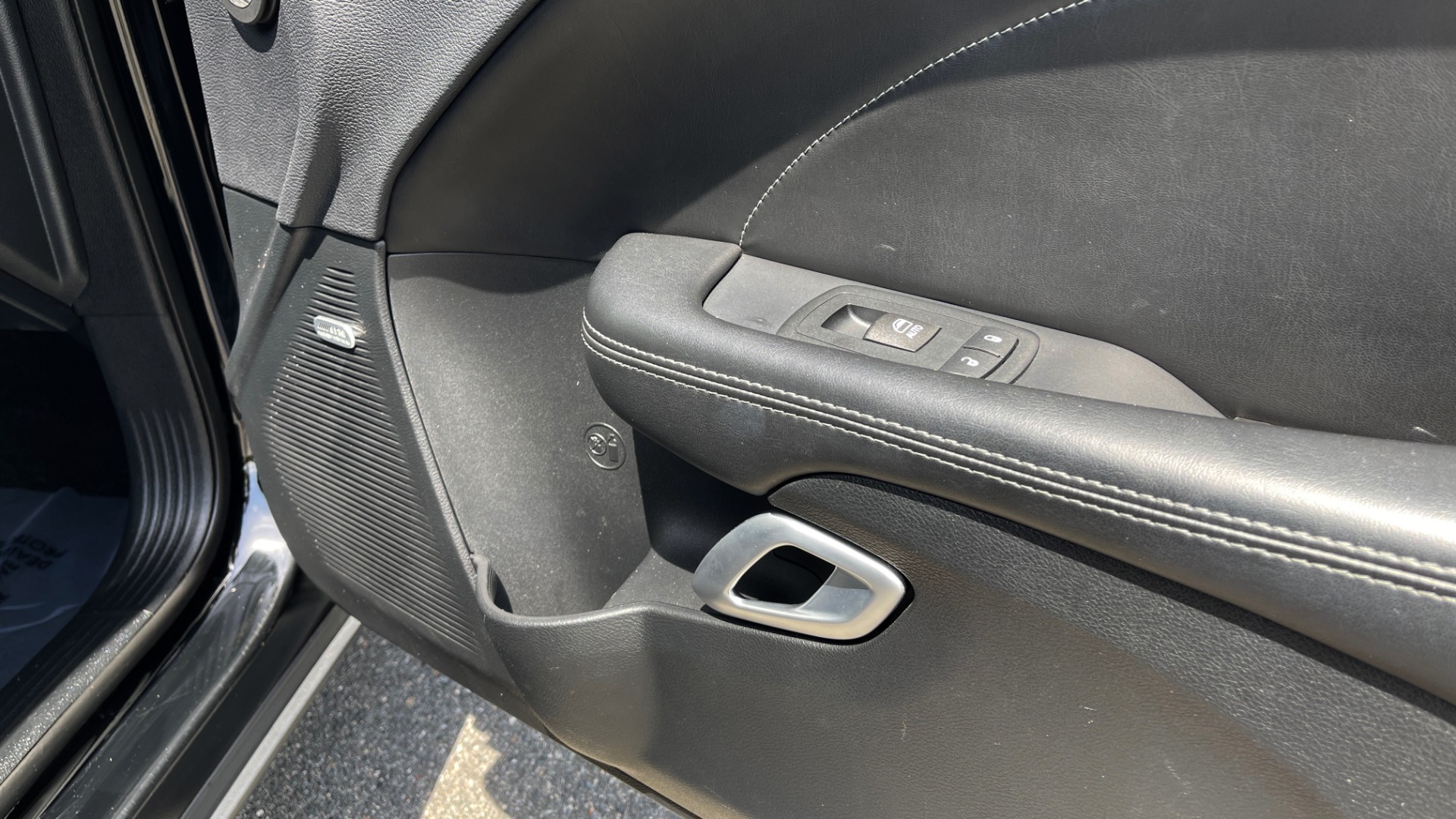 Used 2015 Dodge CHALLENGER SXT PLUS COUPE / 3.6L V6 / 8-SPD AUTO / NAV / ALPINE / SUNROOF / REARVIEW for sale Sold at Formula Imports in Charlotte NC 28227 59