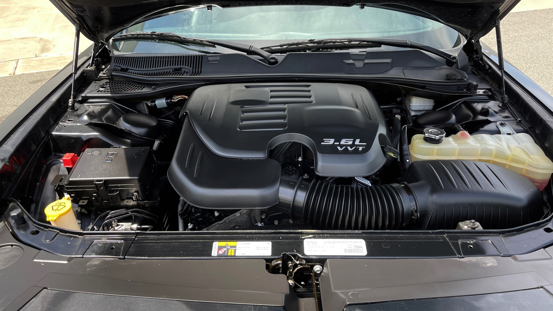 Used 2015 Dodge CHALLENGER SXT PLUS COUPE / 3.6L V6 / 8-SPD AUTO / NAV / ALPINE / SUNROOF / REARVIEW for sale Sold at Formula Imports in Charlotte NC 28227 8