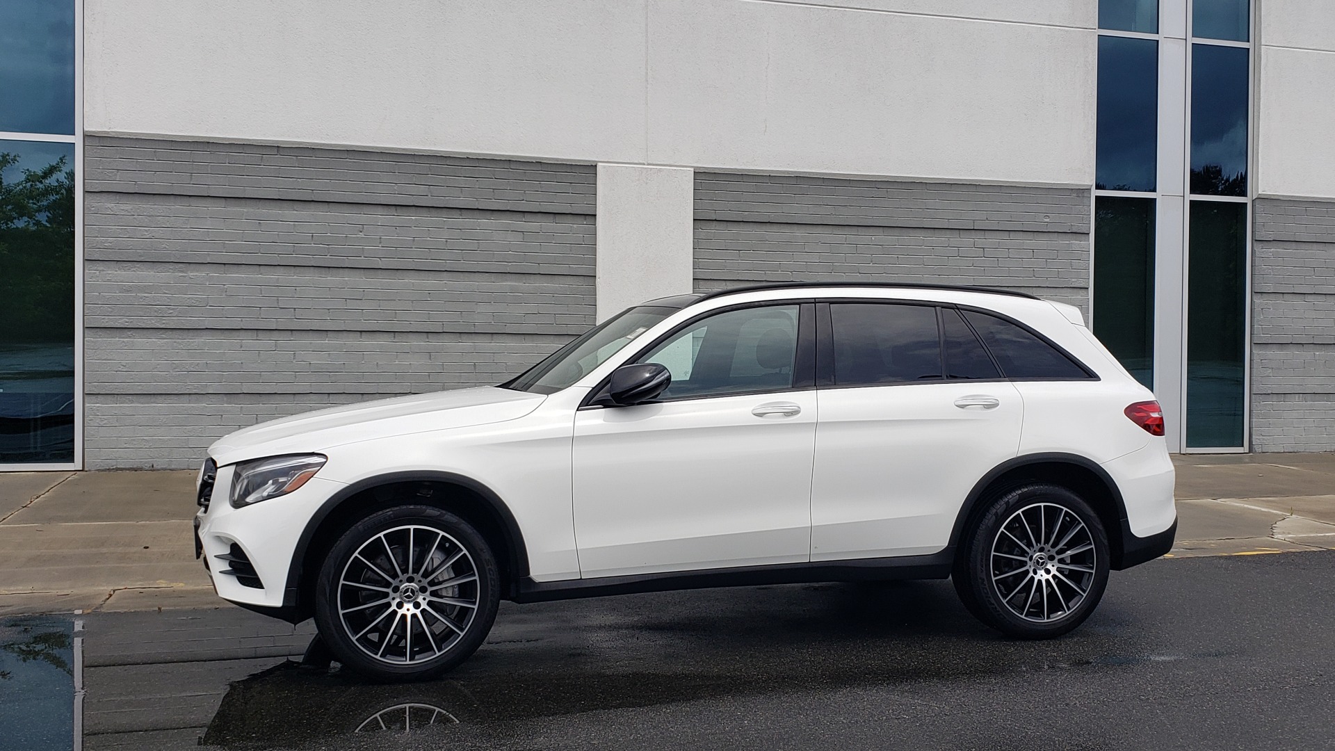 Used 2018 Mercedes-Benz GLC 300 4MATIC PREMIUM / NAV / BURMESTER SND / PANO-ROOF / REARVIEW for sale Sold at Formula Imports in Charlotte NC 28227 4