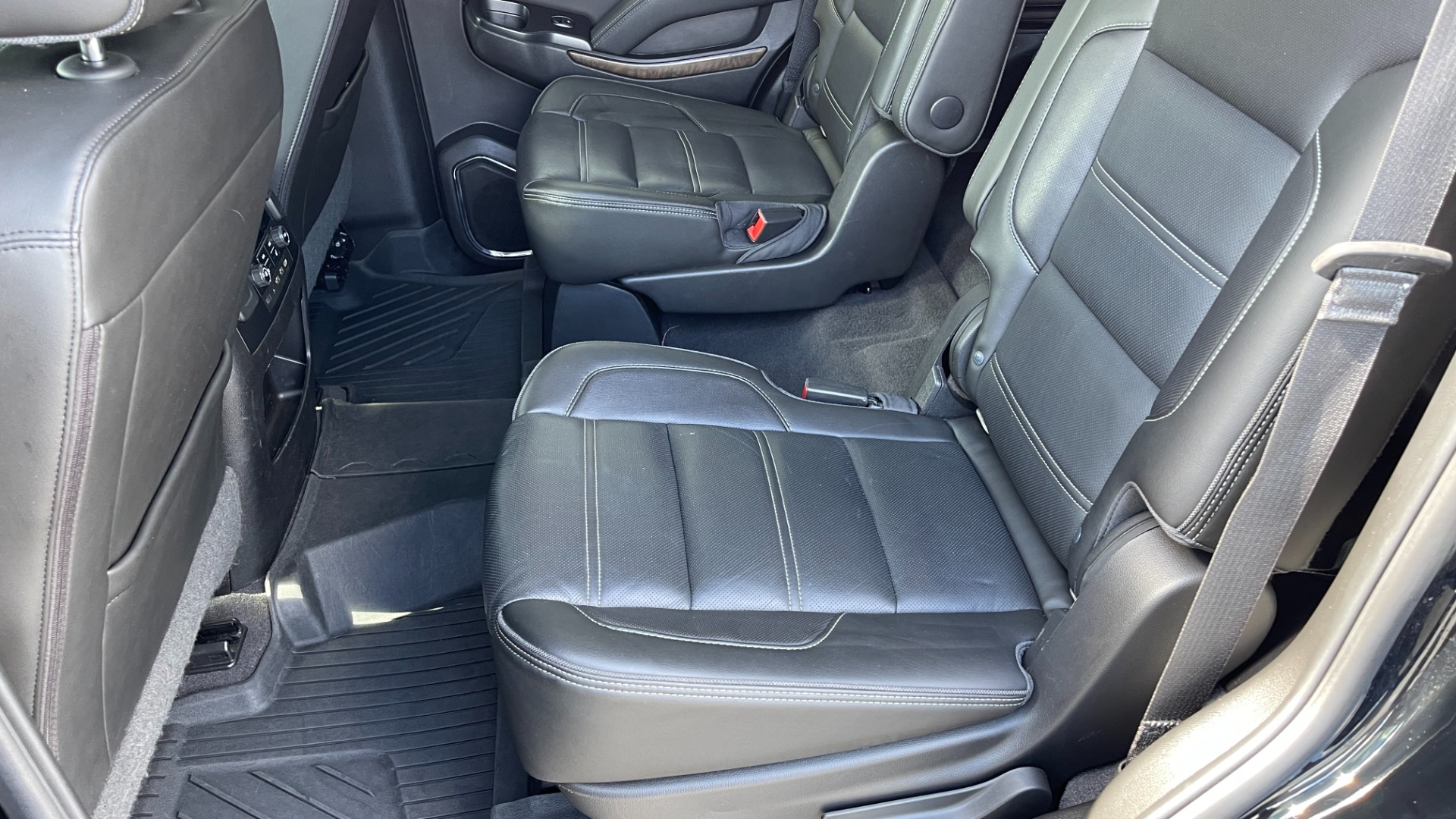 Used 2019 GMC Yukon DENALI / ULTIMATE PACKAGE / DVD / 4X4 / ADAPTIVE CRUISE / SUNROOF for sale $58,295 at Formula Imports in Charlotte NC 28227 20