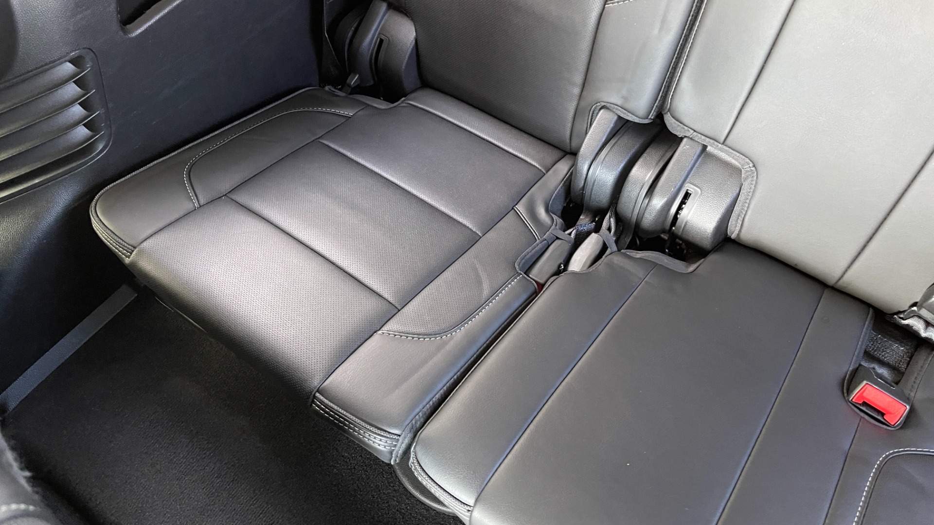 Used 2019 GMC Yukon DENALI / ULTIMATE PACKAGE / DVD / 4X4 / ADAPTIVE CRUISE / SUNROOF for sale $58,295 at Formula Imports in Charlotte NC 28227 35