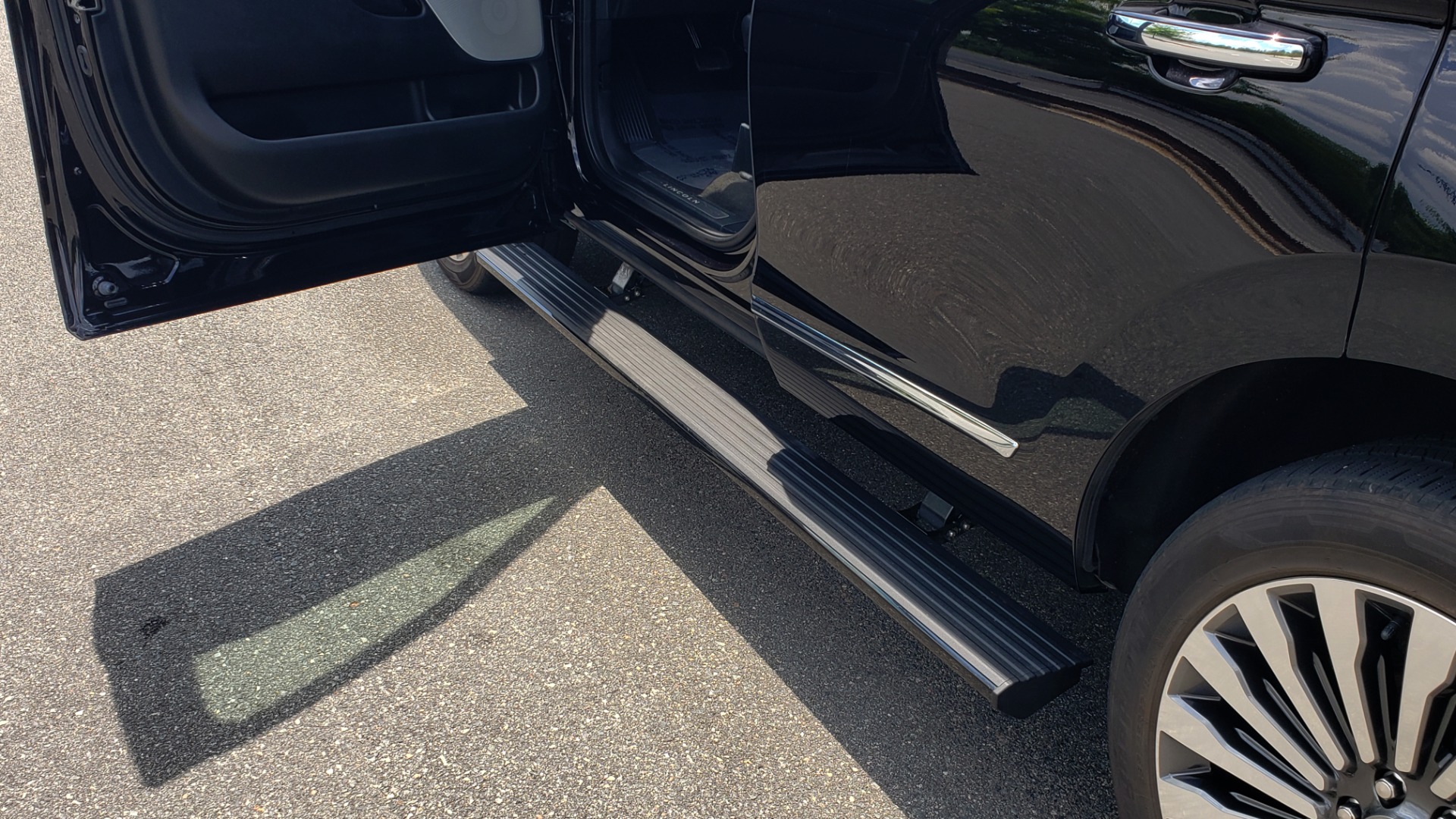 Used 2019 Lincoln NAVIGATOR RESERVE 4X4 / NAV / PANO-ROOF / REVEL ULTIMA AUDIO / 3-ROW / REARVIEW for sale Sold at Formula Imports in Charlotte NC 28227 13