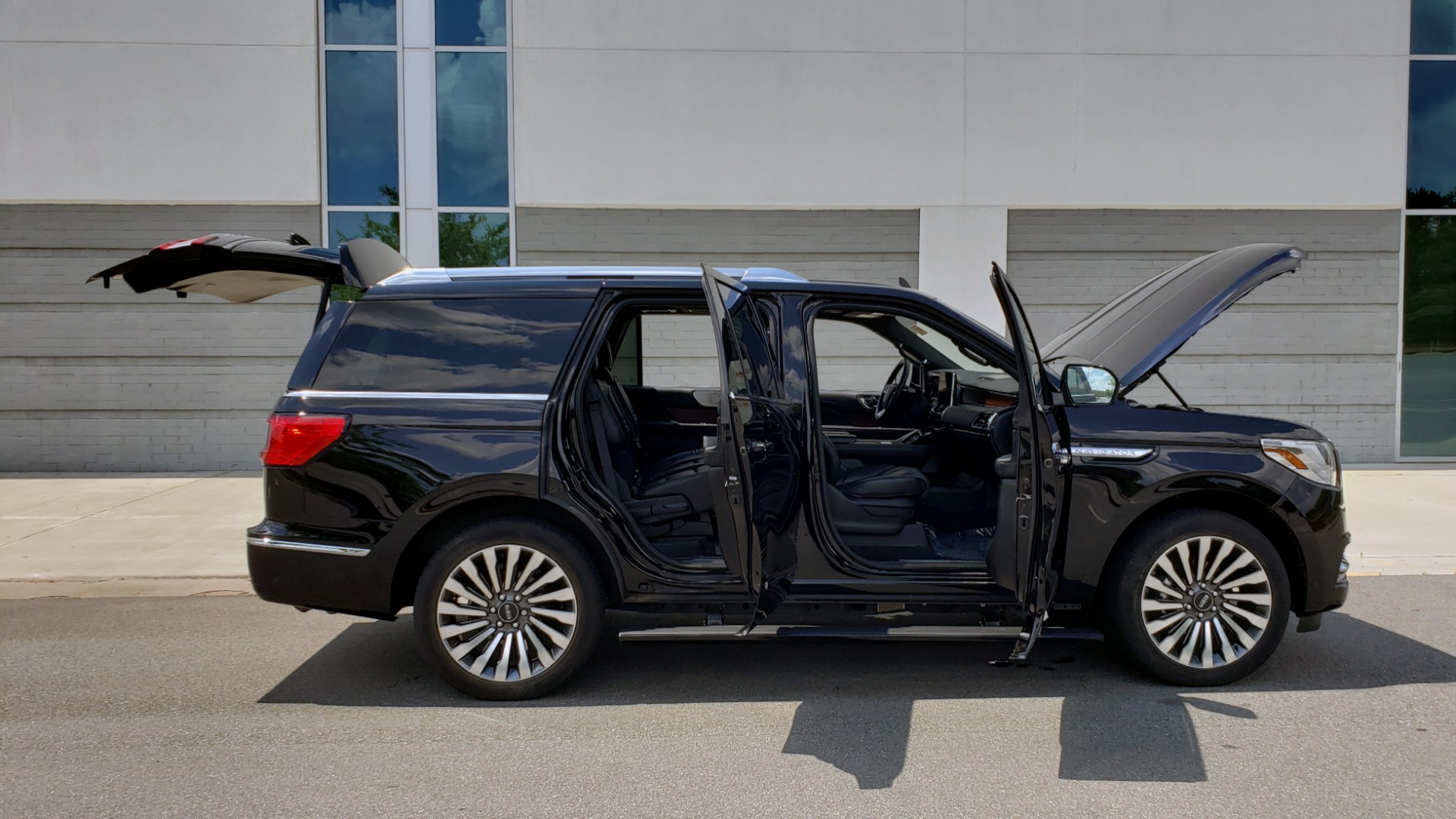 Used 2019 Lincoln NAVIGATOR RESERVE 4X4 / NAV / PANO-ROOF / REVEL ULTIMA AUDIO / 3-ROW / REARVIEW for sale Sold at Formula Imports in Charlotte NC 28227 14