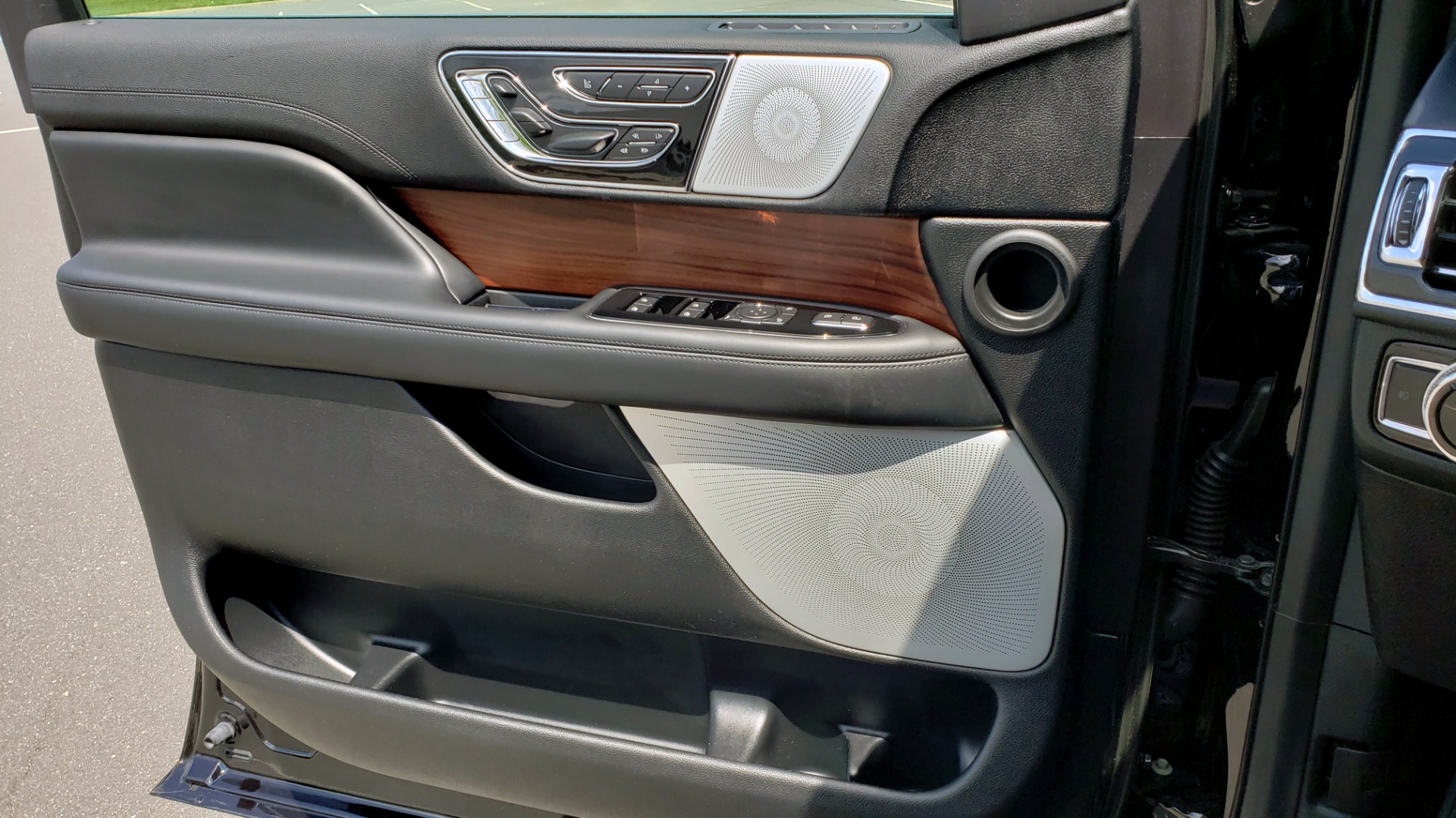Used 2019 Lincoln NAVIGATOR RESERVE 4X4 / NAV / PANO-ROOF / REVEL ULTIMA AUDIO / 3-ROW / REARVIEW for sale Sold at Formula Imports in Charlotte NC 28227 37
