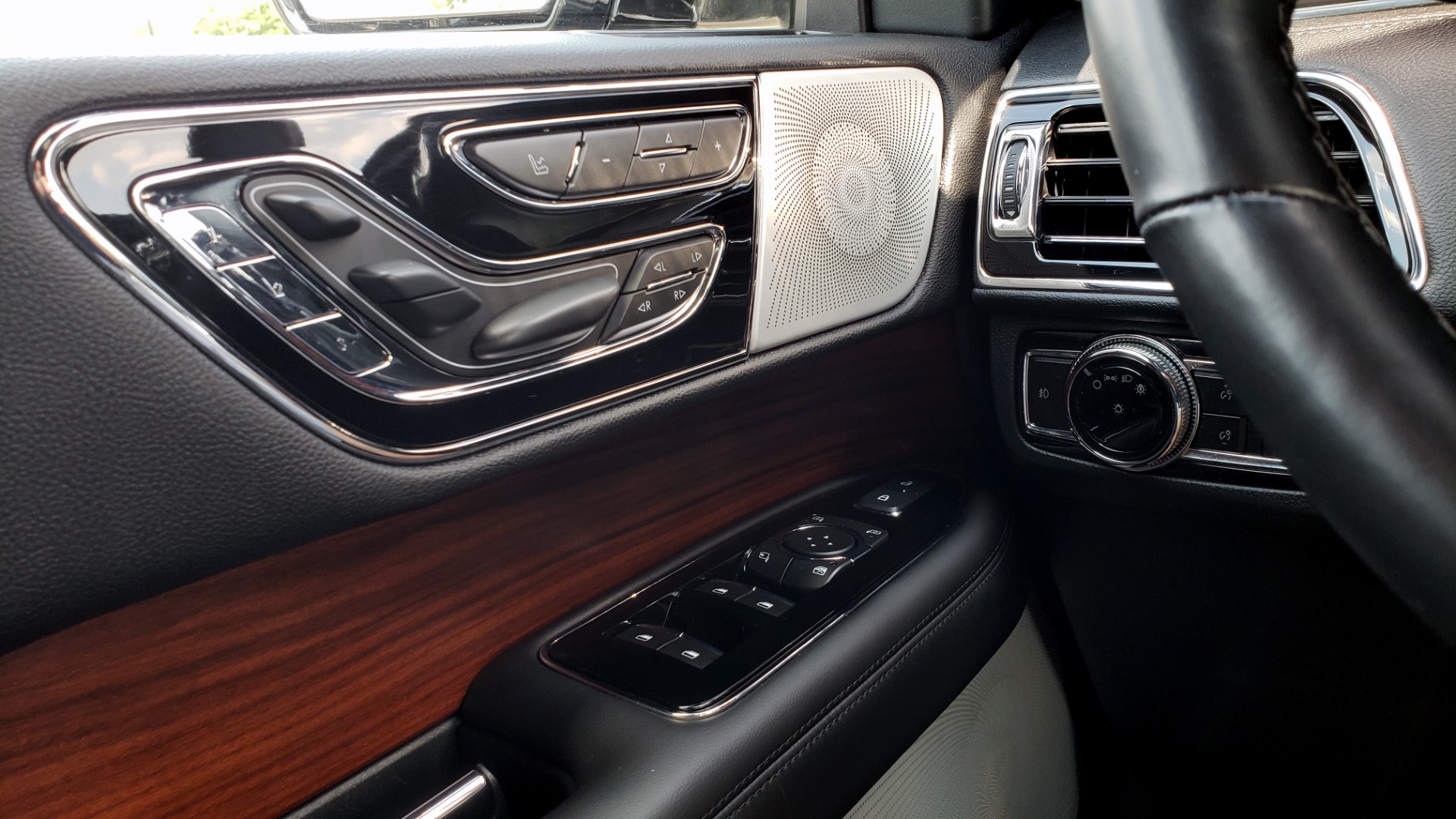 Used 2019 Lincoln NAVIGATOR RESERVE 4X4 / NAV / PANO-ROOF / REVEL ULTIMA AUDIO / 3-ROW / REARVIEW for sale Sold at Formula Imports in Charlotte NC 28227 38