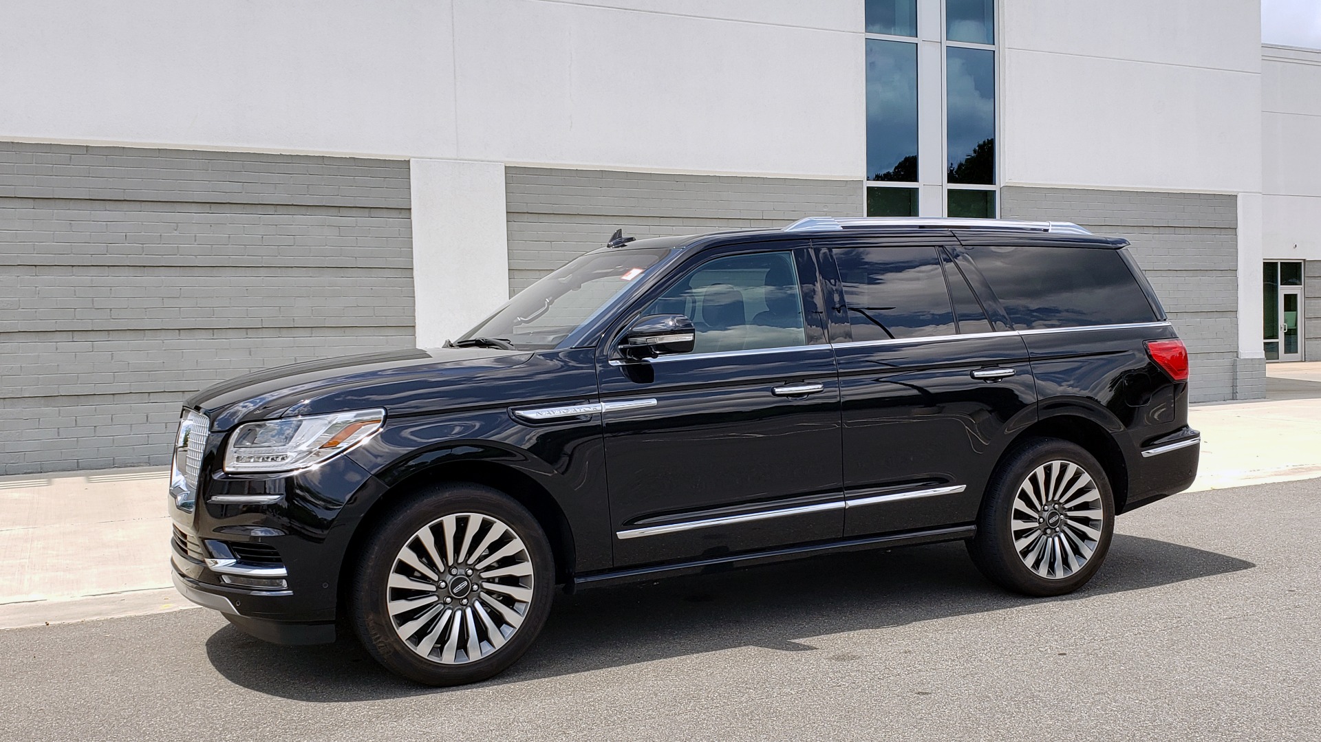 Used 2019 Lincoln NAVIGATOR RESERVE 4X4 / NAV / PANO-ROOF / REVEL ULTIMA AUDIO / 3-ROW / REARVIEW for sale Sold at Formula Imports in Charlotte NC 28227 4