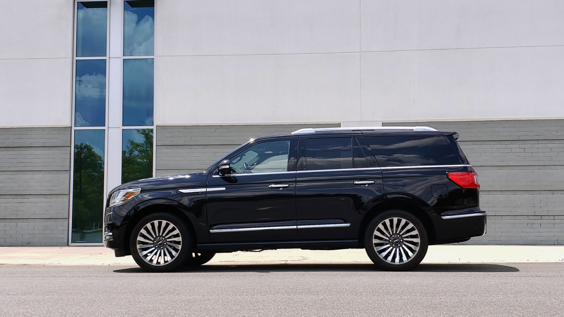 Used 2019 Lincoln NAVIGATOR RESERVE 4X4 / NAV / PANO-ROOF / REVEL ULTIMA AUDIO / 3-ROW / REARVIEW for sale Sold at Formula Imports in Charlotte NC 28227 5