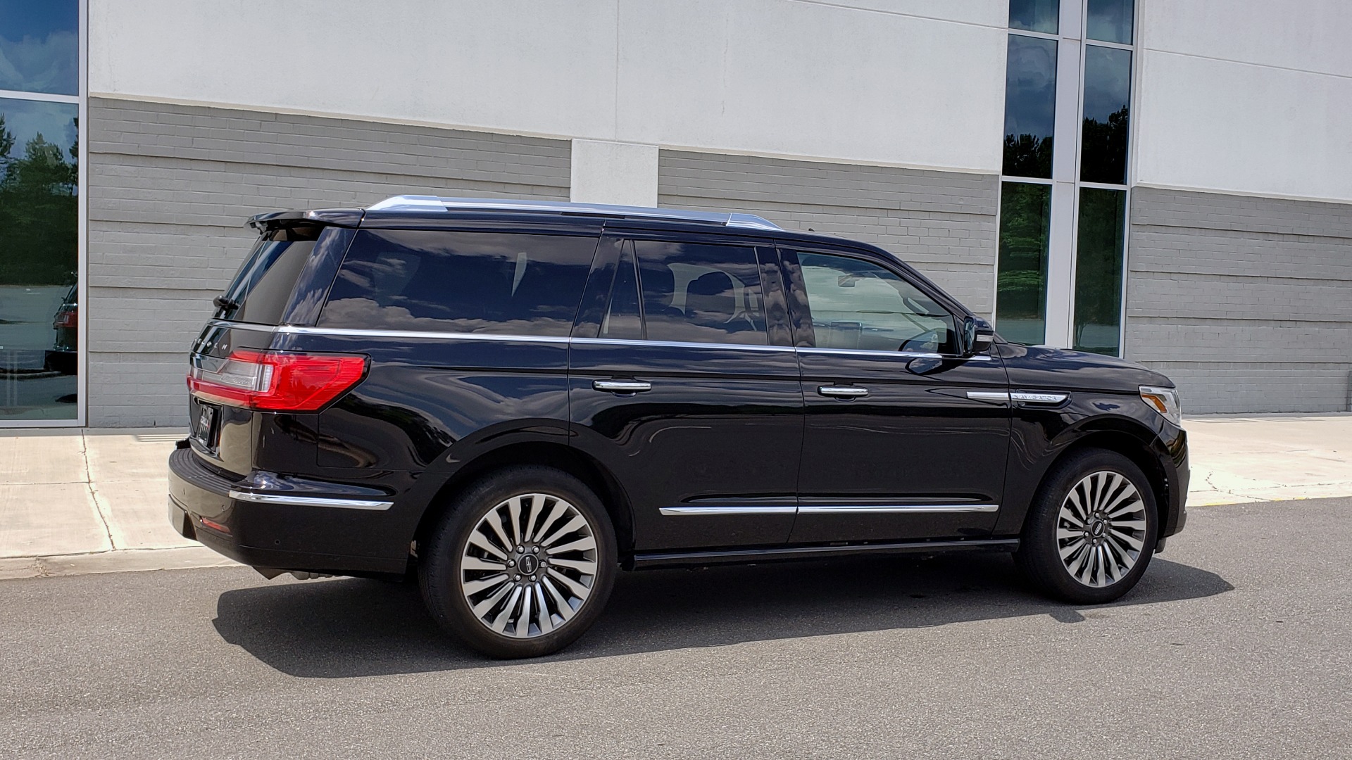 Used 2019 Lincoln NAVIGATOR RESERVE 4X4 / NAV / PANO-ROOF / REVEL ULTIMA AUDIO / 3-ROW / REARVIEW for sale Sold at Formula Imports in Charlotte NC 28227 8
