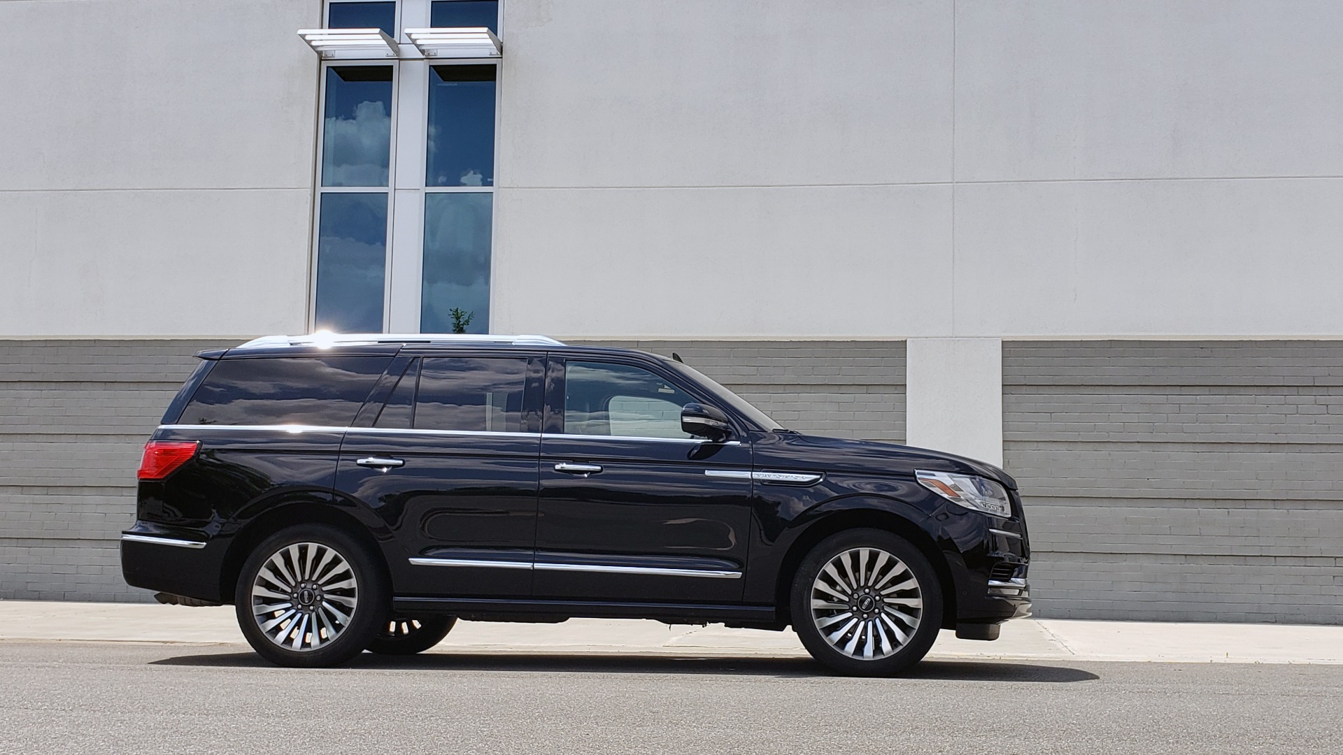 Used 2019 Lincoln NAVIGATOR RESERVE 4X4 / NAV / PANO-ROOF / REVEL ULTIMA AUDIO / 3-ROW / REARVIEW for sale Sold at Formula Imports in Charlotte NC 28227 9