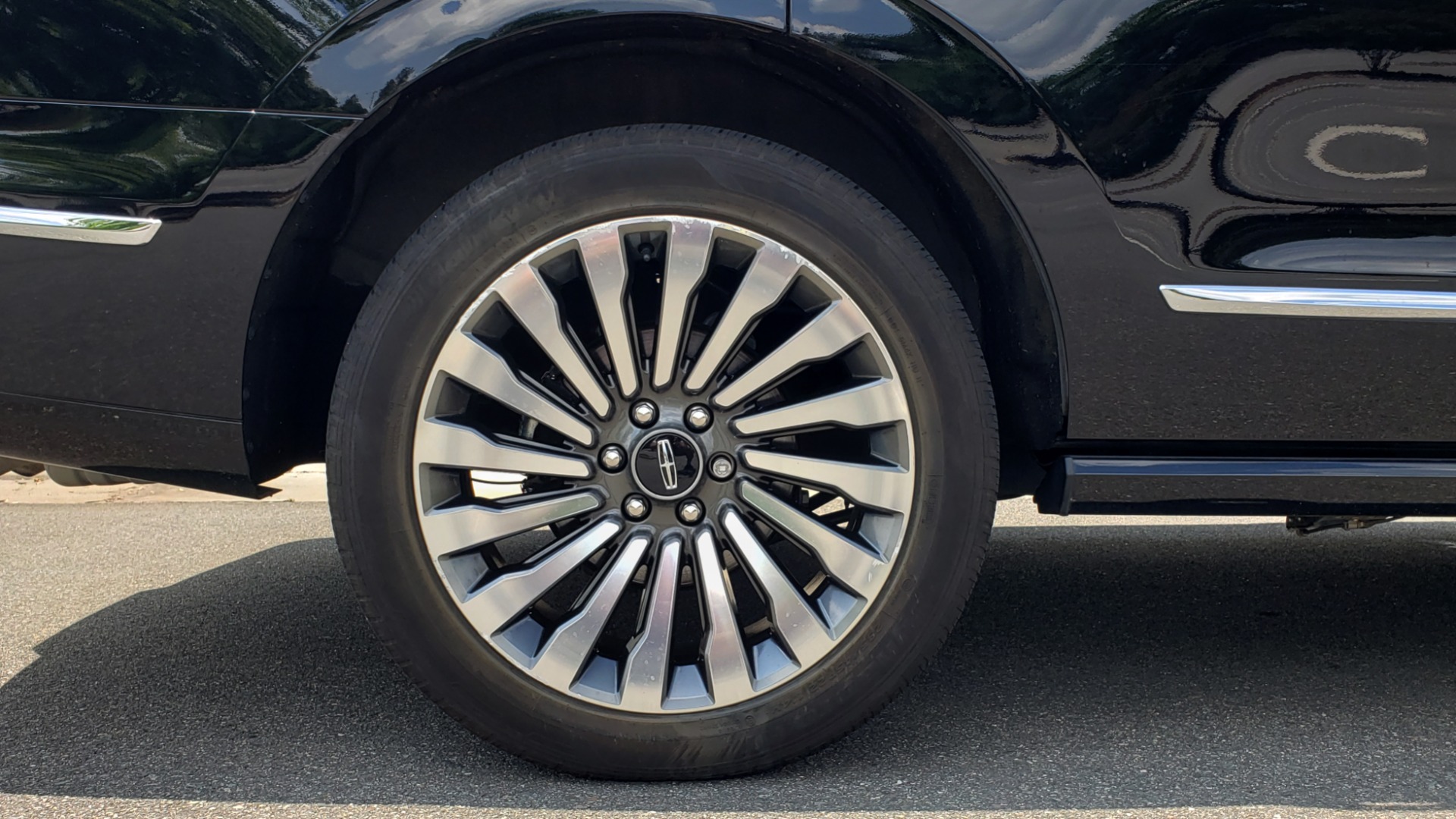Used 2019 Lincoln NAVIGATOR RESERVE 4X4 / NAV / PANO-ROOF / REVEL ULTIMA AUDIO / 3-ROW / REARVIEW for sale Sold at Formula Imports in Charlotte NC 28227 93