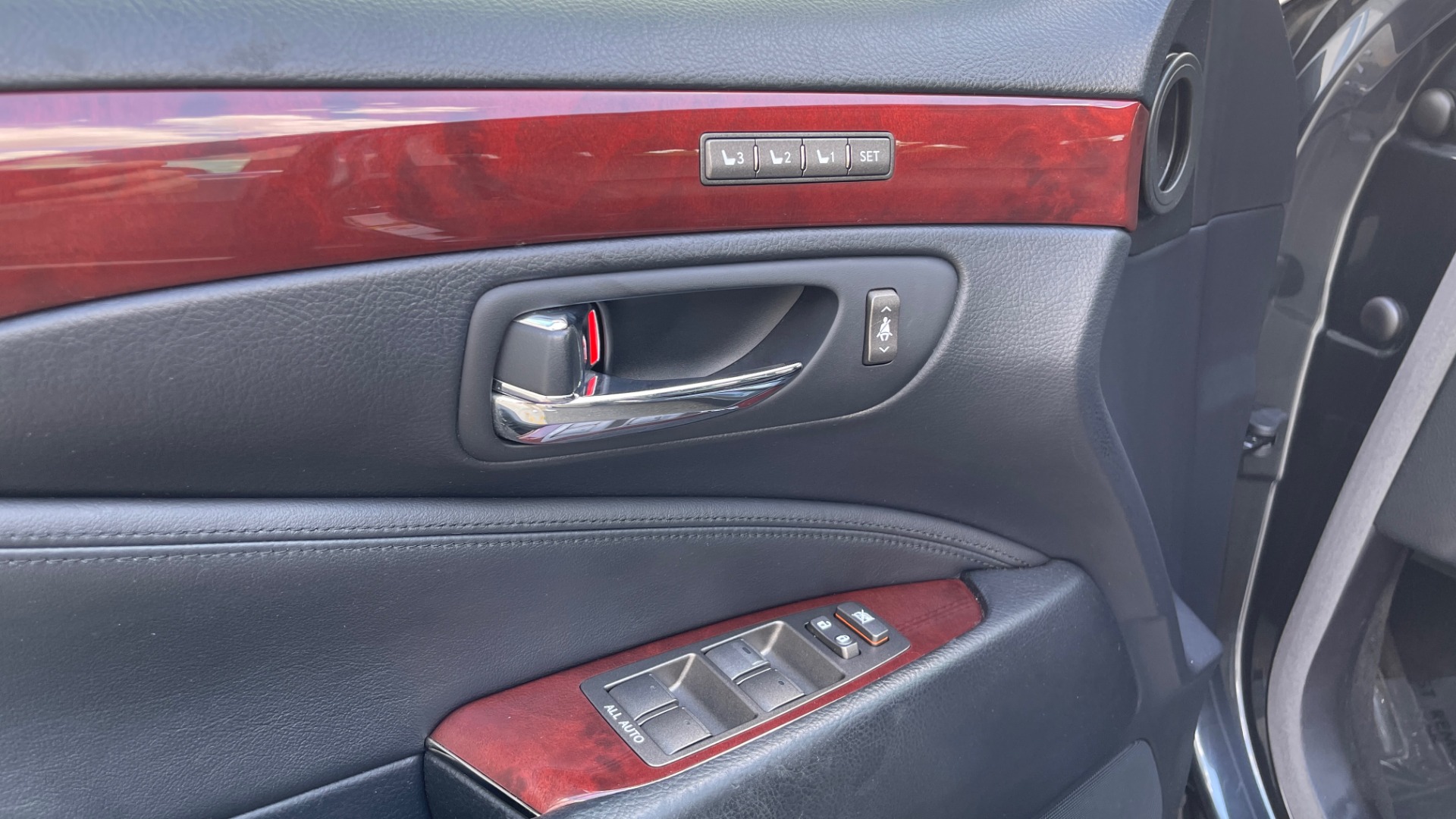 Used 2007 Lexus LS 460 SEDAN / COMFORT PKG / NAVIGATION / MARK LEVINSON / REARVIEW for sale Sold at Formula Imports in Charlotte NC 28227 27