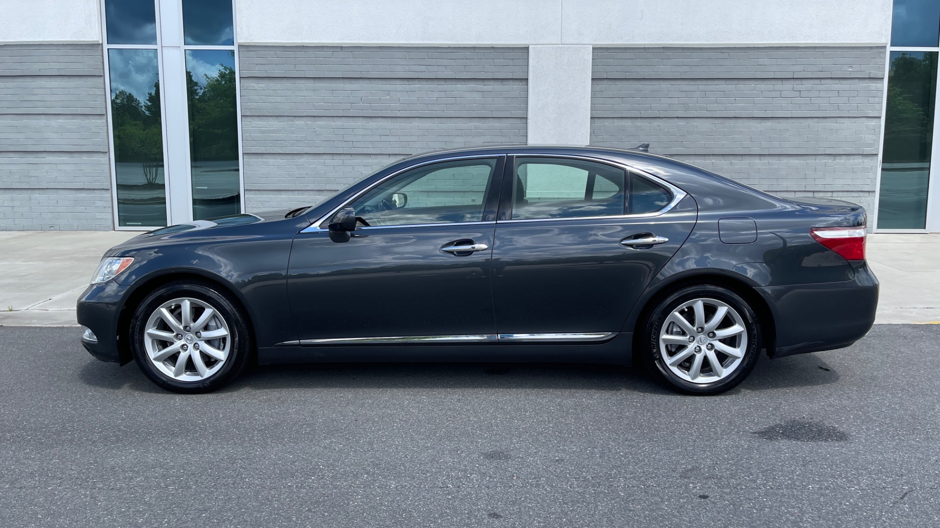 Used 2007 Lexus LS 460 SEDAN / COMFORT PKG / NAVIGATION / MARK LEVINSON / REARVIEW for sale Sold at Formula Imports in Charlotte NC 28227 4