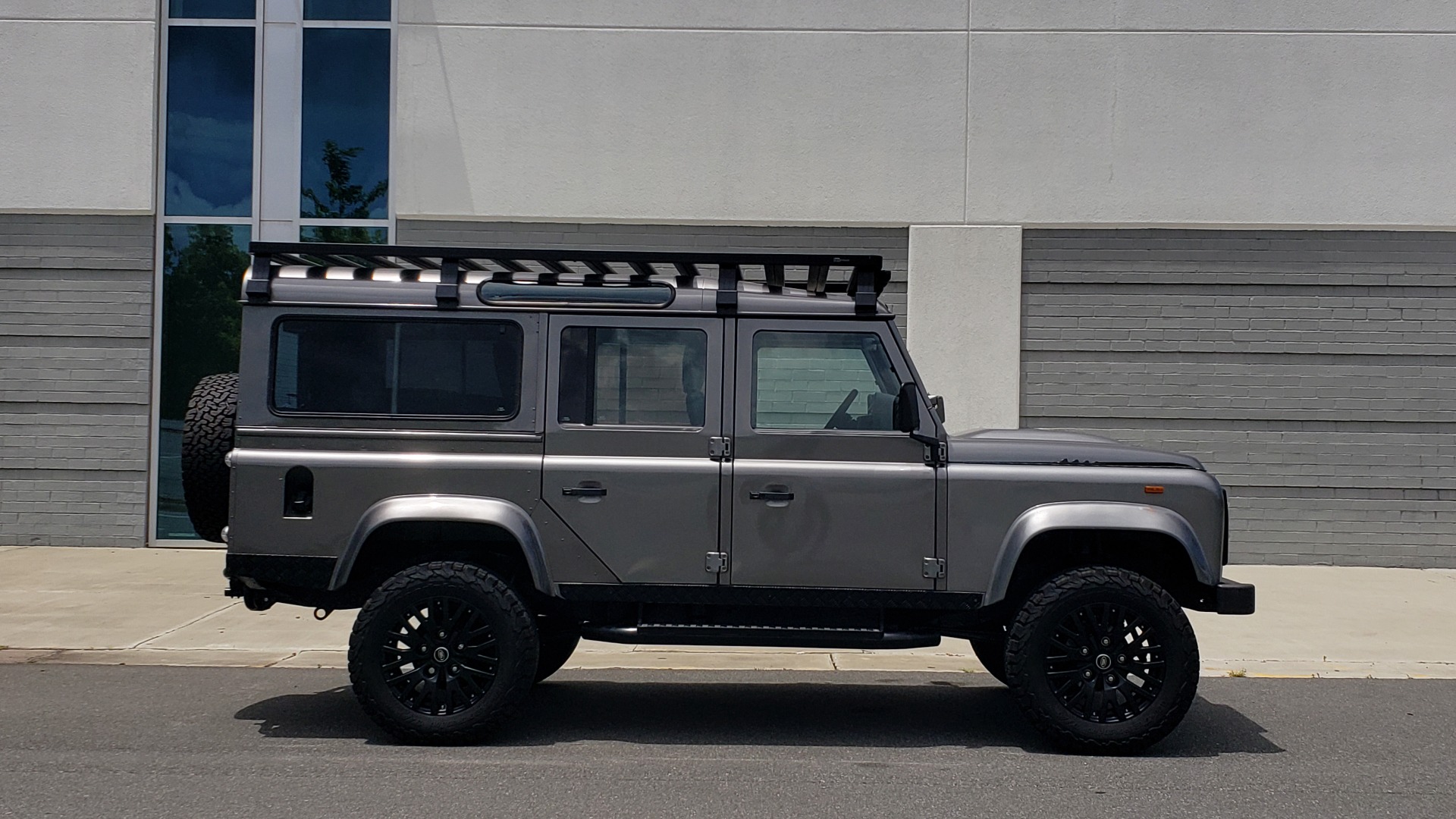 Used 1988 Land Rover DEFENDER 110 CUSTOM 4X4 / LS V8 / PUSH BUTTON AUTO / LEATHER / ROOF RACK for sale Sold at Formula Imports in Charlotte NC 28227 22