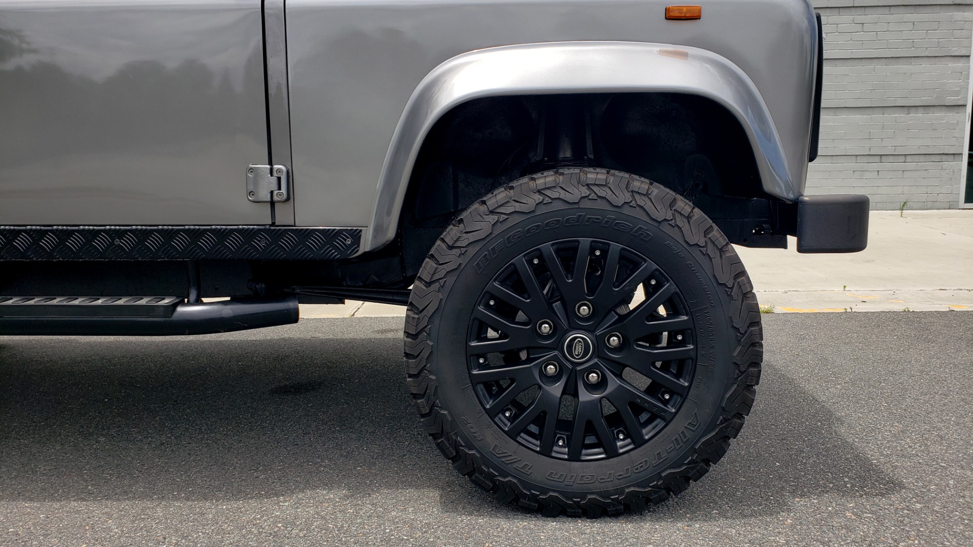 Used 1988 Land Rover DEFENDER 110 CUSTOM 4X4 / LS V8 / PUSH BUTTON AUTO / LEATHER / ROOF RACK for sale Sold at Formula Imports in Charlotte NC 28227 25