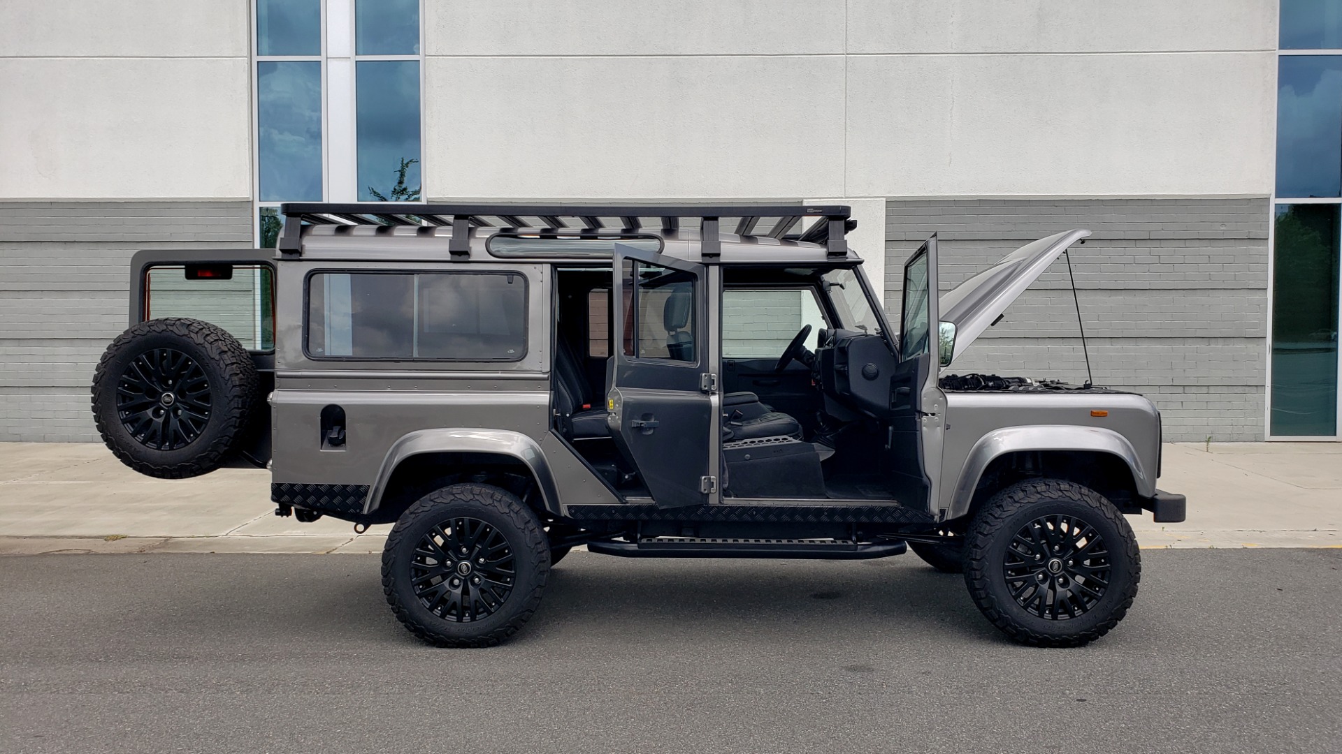 Used 1988 Land Rover DEFENDER 110 CUSTOM 4X4 / LS V8 / PUSH BUTTON AUTO / LEATHER / ROOF RACK for sale Sold at Formula Imports in Charlotte NC 28227 27
