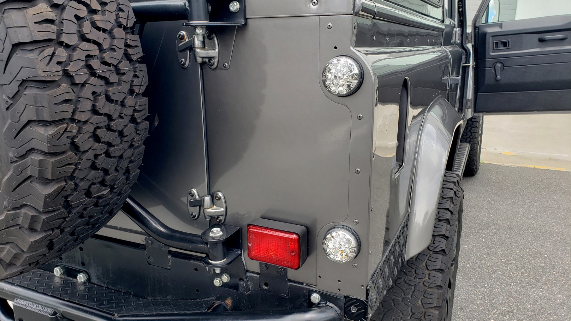 Used 1988 Land Rover DEFENDER 110 CUSTOM 4X4 / LS V8 / PUSH BUTTON AUTO / LEATHER / ROOF RACK for sale Sold at Formula Imports in Charlotte NC 28227 49