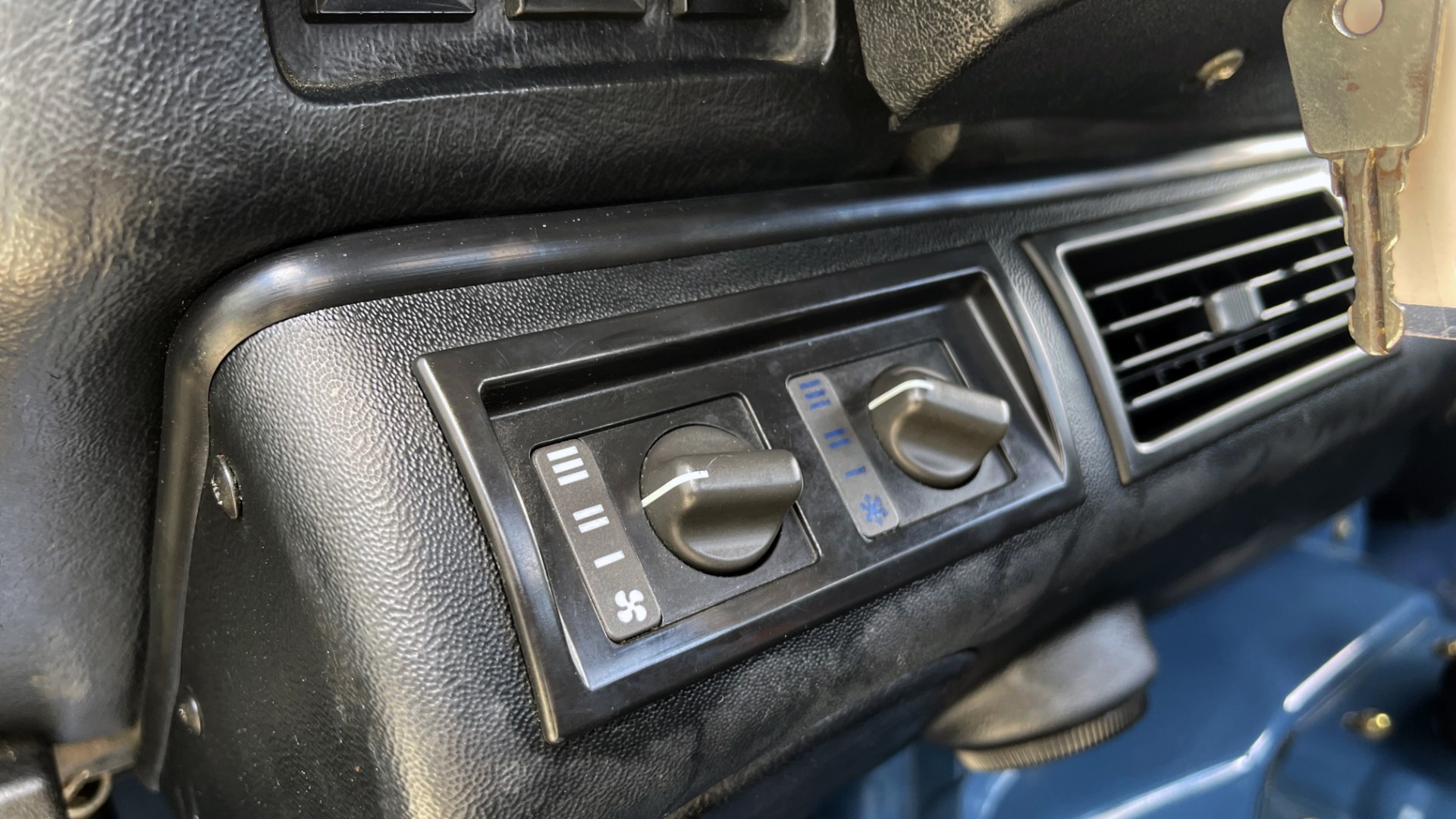 Used 1992 Land Rover DEFENDER 110 SOFT-TOP 4X4 / TURBO DIESEL / MANUAL / NEW SEATS, TOP AND TIRES for sale Call for price at Formula Imports in Charlotte NC 28227 46