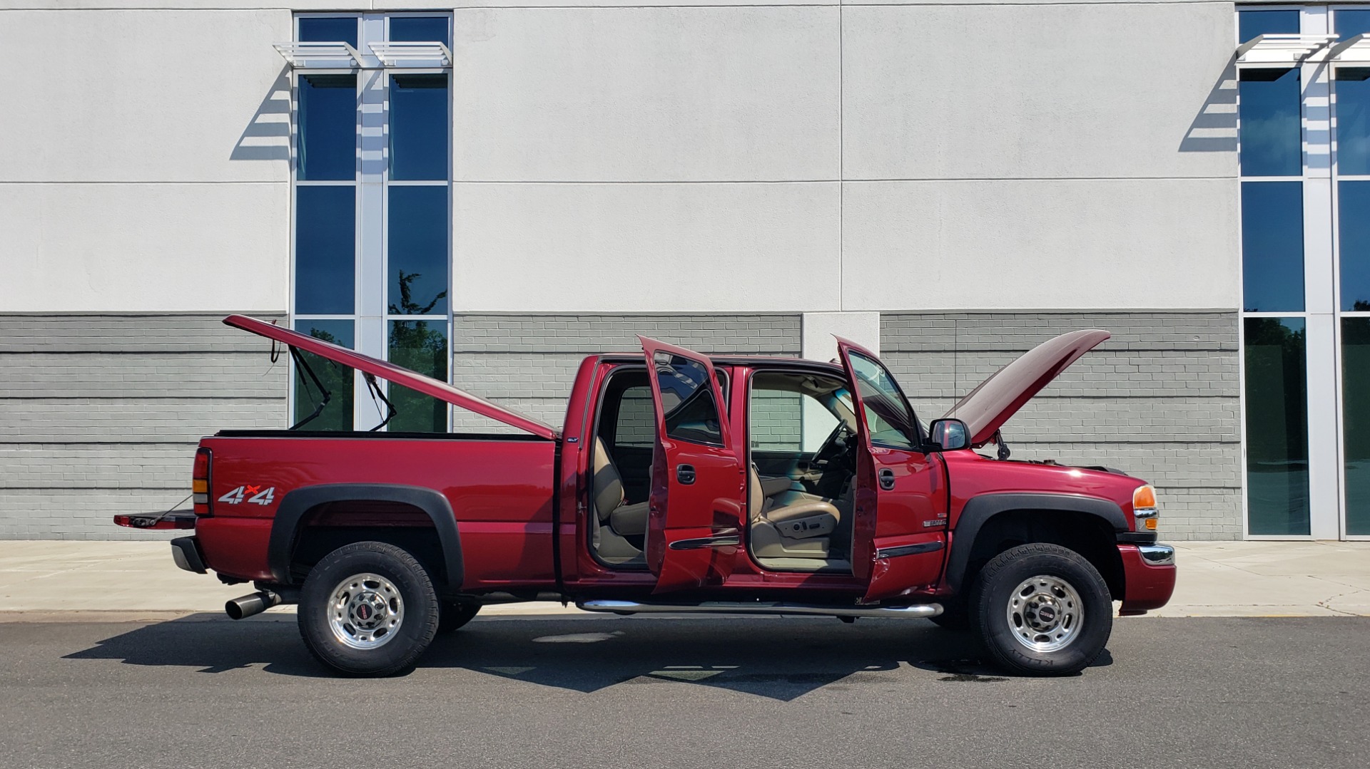 Used 2005 GMC SIERRA 2500HD SLT 4X4 / 6.6L DURAMAX / 5-SPD ALLISON / HEATED SEATS / LEATHER for sale Sold at Formula Imports in Charlotte NC 28227 14