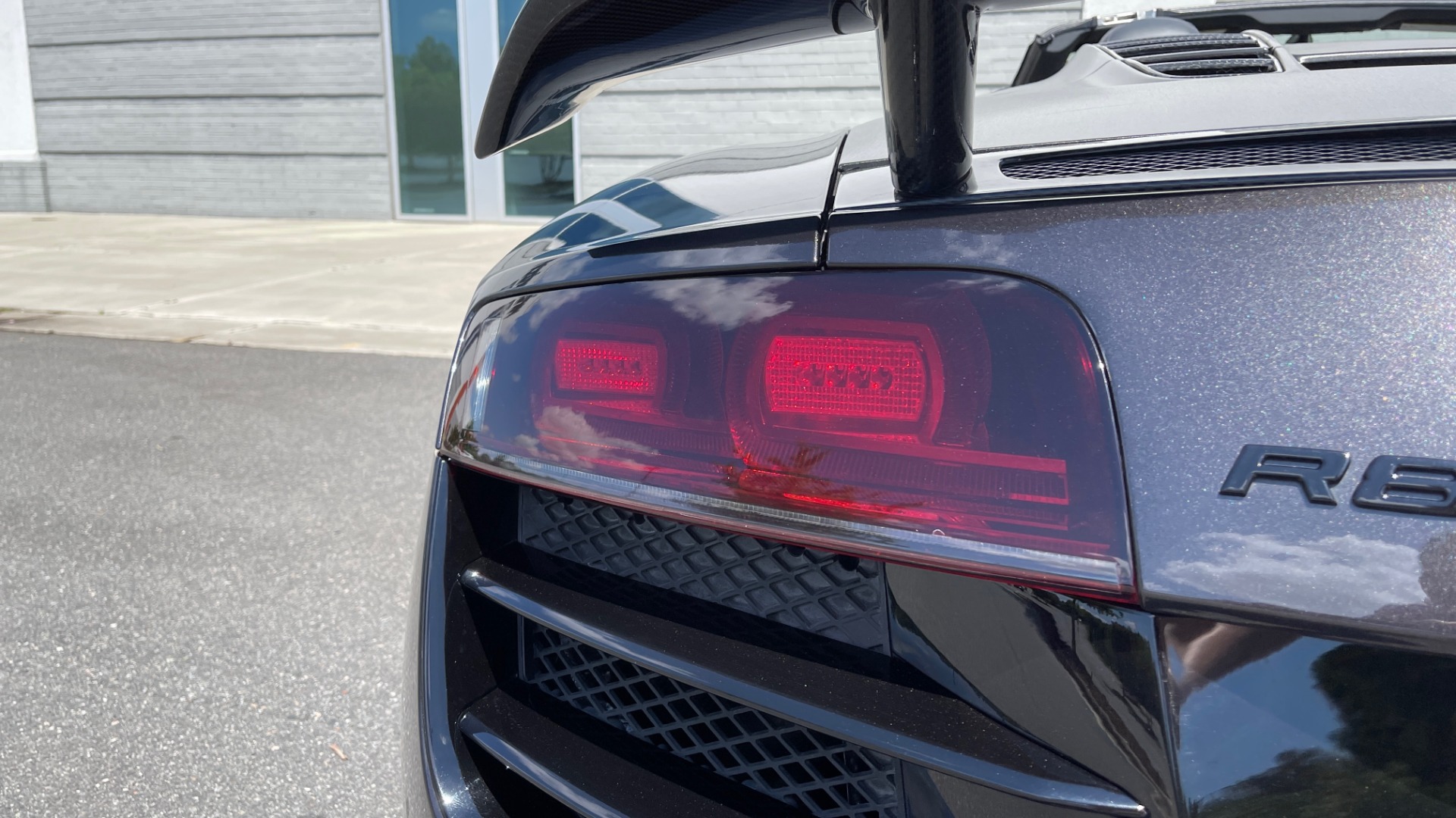 Used 2011 Audi R8 5.2L V10 SPYDER / QUATTRO / CARBON FIBER PKG / CUSTOM WHEELS for sale Sold at Formula Imports in Charlotte NC 28227 16