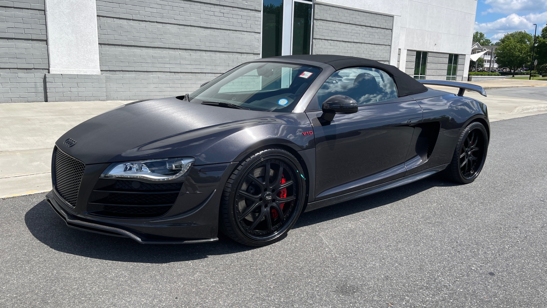 Used 2011 Audi R8 5.2L V10 SPYDER / QUATTRO / CARBON FIBER PKG / CUSTOM WHEELS for sale Sold at Formula Imports in Charlotte NC 28227 4