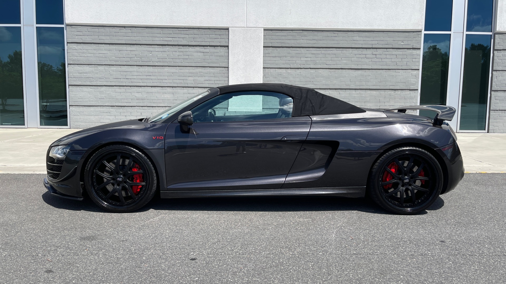 Used 2011 Audi R8 5.2L V10 SPYDER / QUATTRO / CARBON FIBER PKG / CUSTOM WHEELS for sale Sold at Formula Imports in Charlotte NC 28227 6