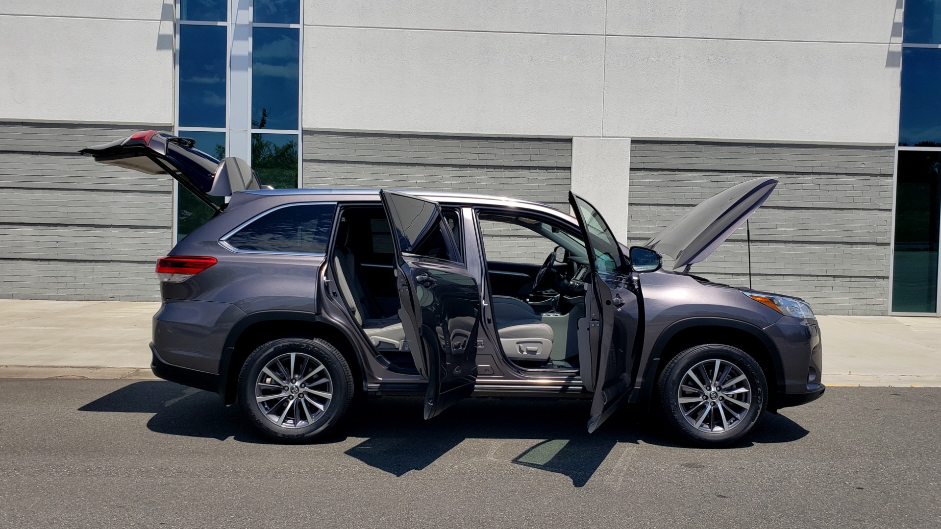 Used 2019 Toyota HIGHLANDER XLE / 3.5L V6 / AWD / LEATHER / 8-SPD AUTO / 1-OWNER for sale Sold at Formula Imports in Charlotte NC 28227 12