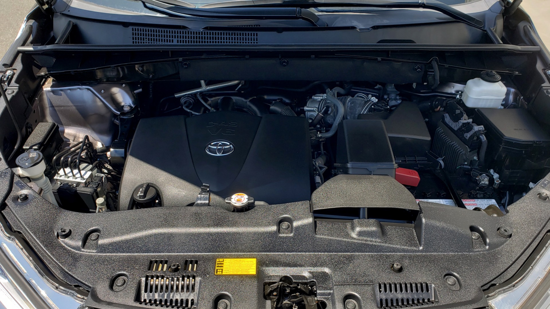 Used 2019 Toyota HIGHLANDER XLE / 3.5L V6 / AWD / LEATHER / 8-SPD AUTO / 1-OWNER for sale Sold at Formula Imports in Charlotte NC 28227 13