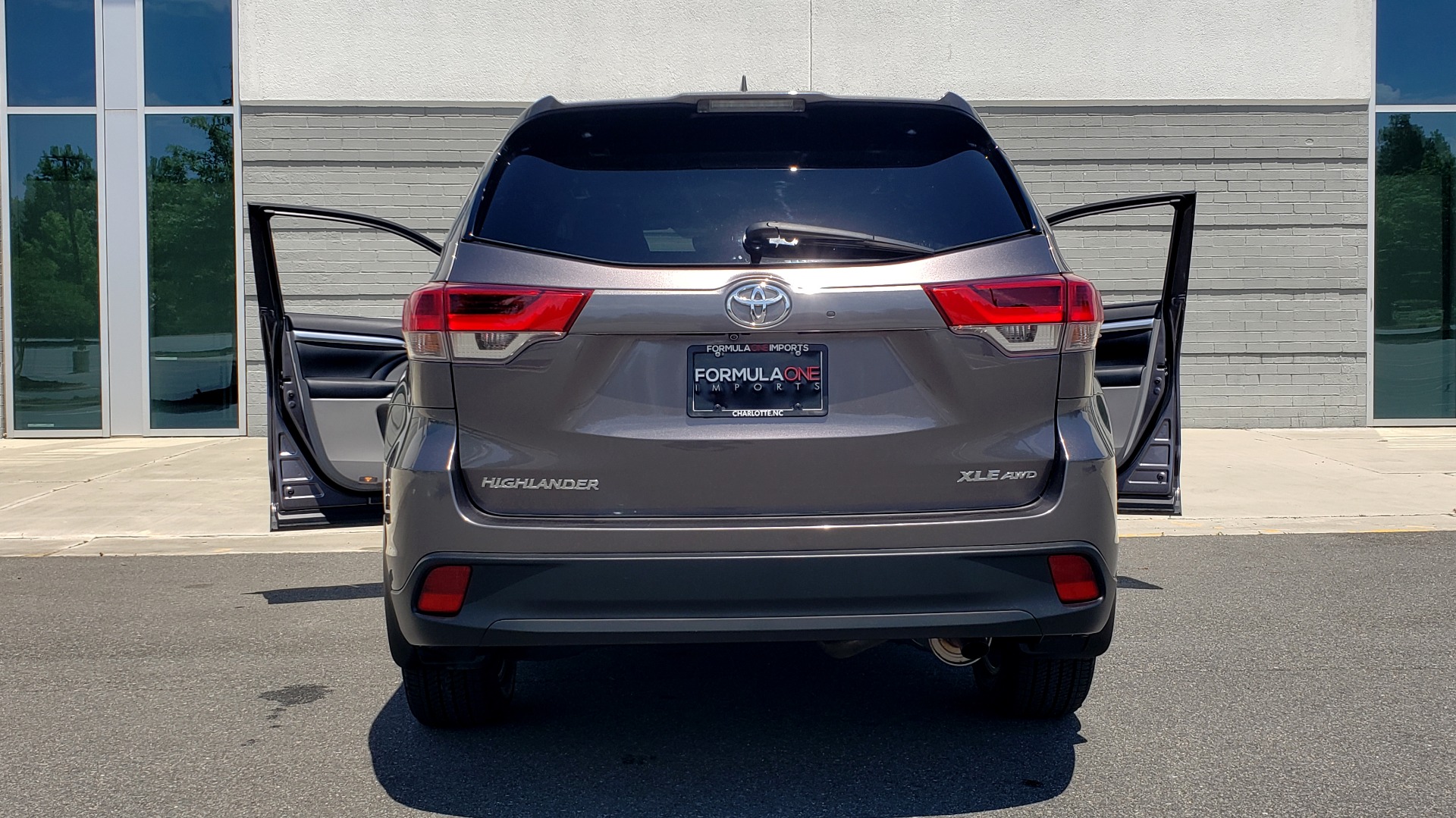 Used 2019 Toyota HIGHLANDER XLE / 3.5L V6 / AWD / LEATHER / 8-SPD AUTO / 1-OWNER for sale Sold at Formula Imports in Charlotte NC 28227 27