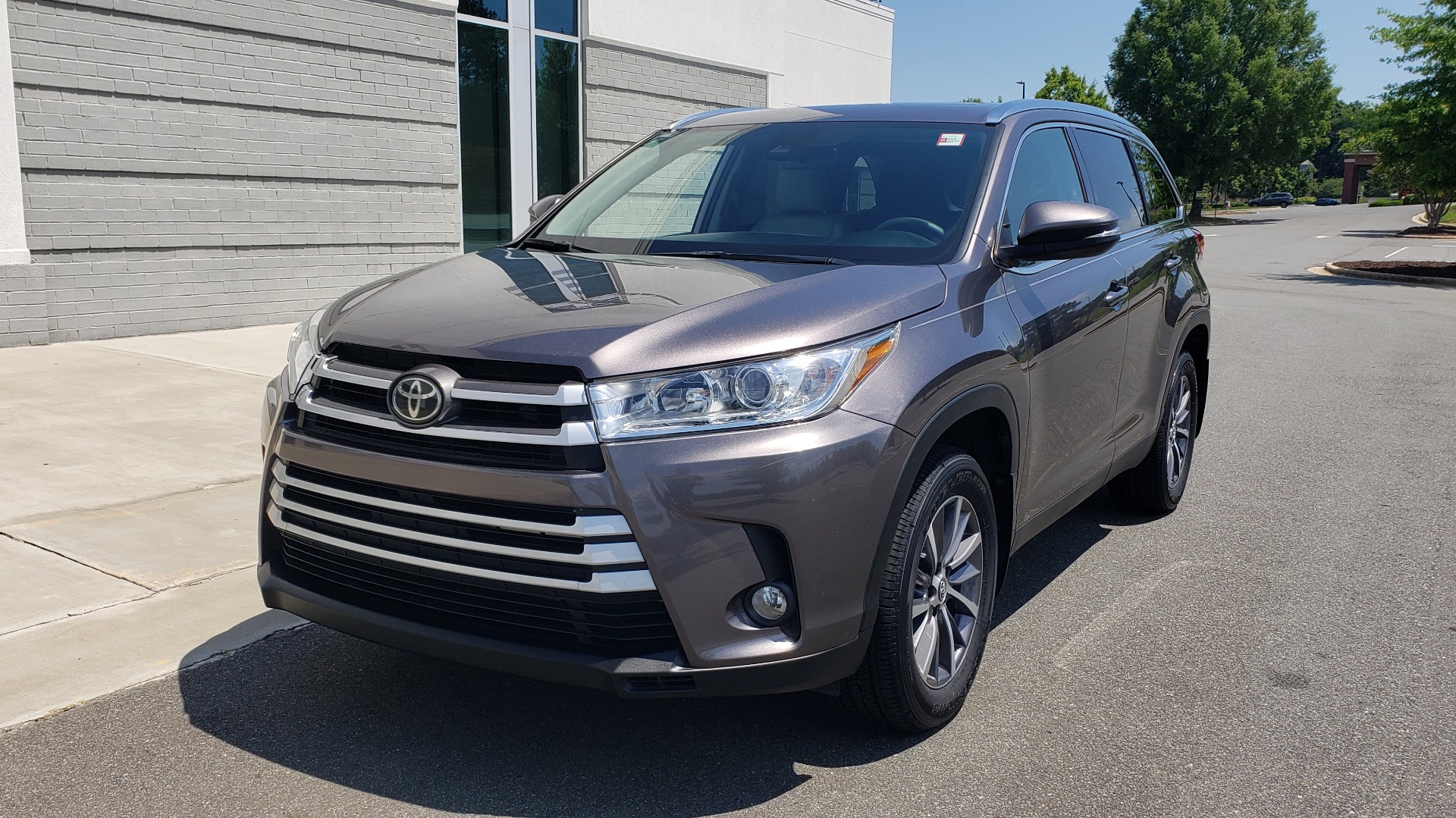 Used 2019 Toyota HIGHLANDER XLE / 3.5L V6 / AWD / LEATHER / 8-SPD AUTO / 1-OWNER for sale Sold at Formula Imports in Charlotte NC 28227 3