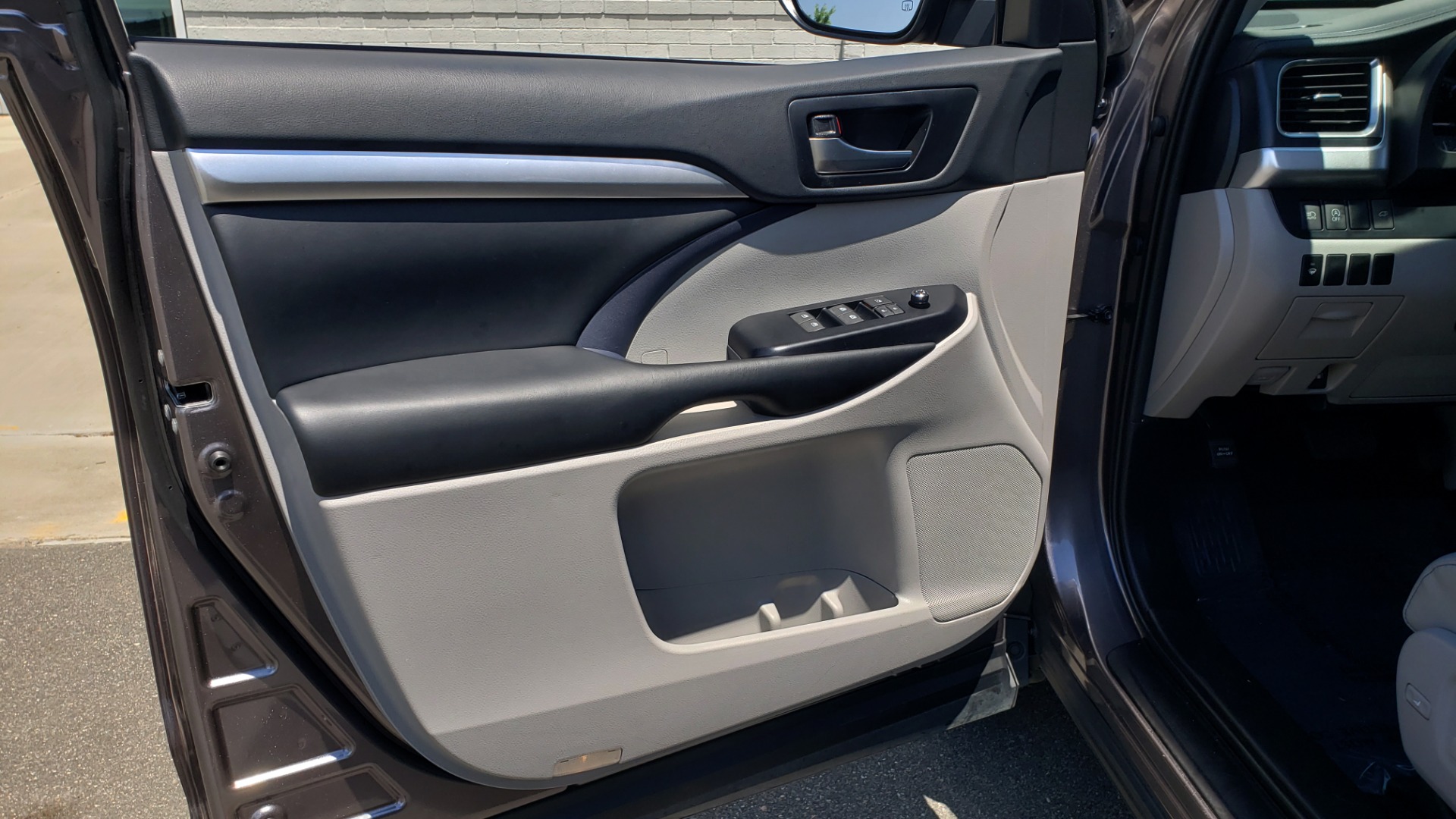 Used 2019 Toyota HIGHLANDER XLE / 3.5L V6 / AWD / LEATHER / 8-SPD AUTO / 1-OWNER for sale Sold at Formula Imports in Charlotte NC 28227 31
