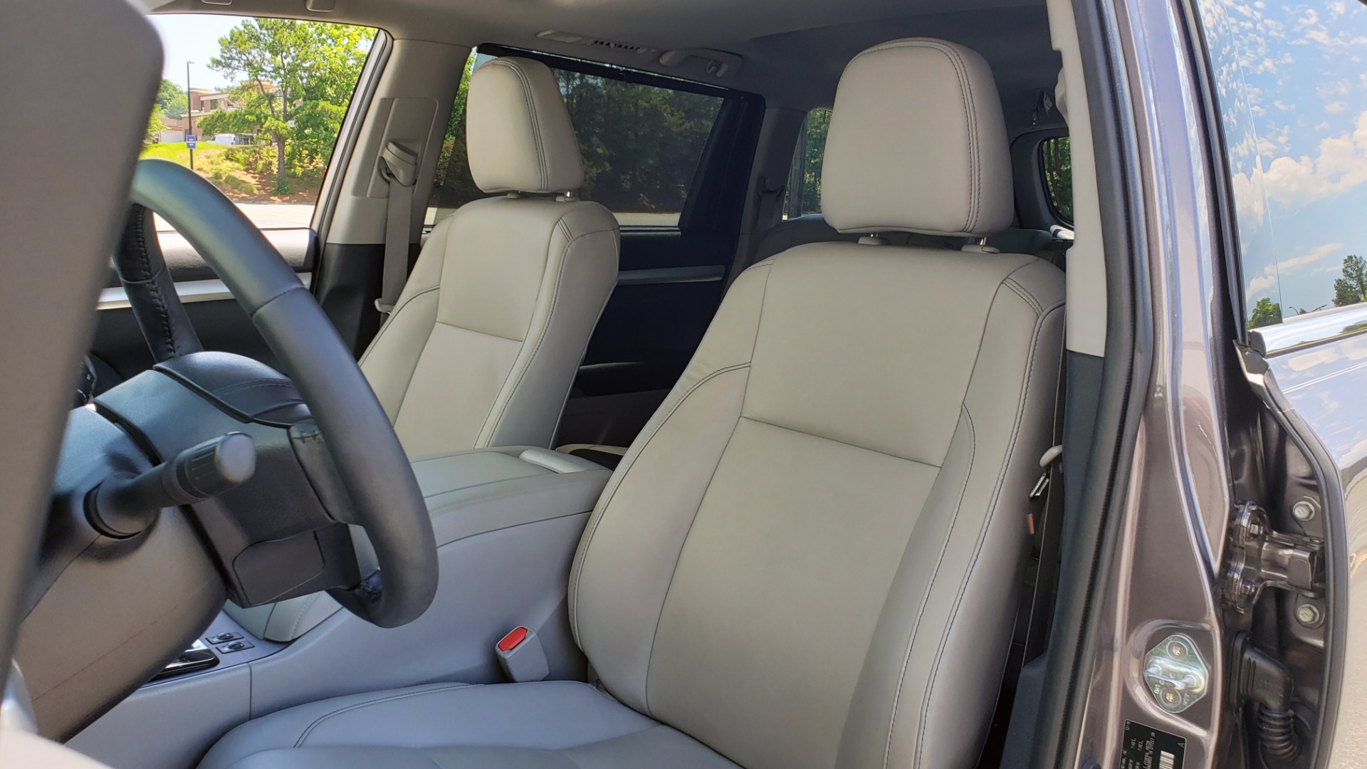 Used 2019 Toyota HIGHLANDER XLE / 3.5L V6 / AWD / LEATHER / 8-SPD AUTO / 1-OWNER for sale Sold at Formula Imports in Charlotte NC 28227 36